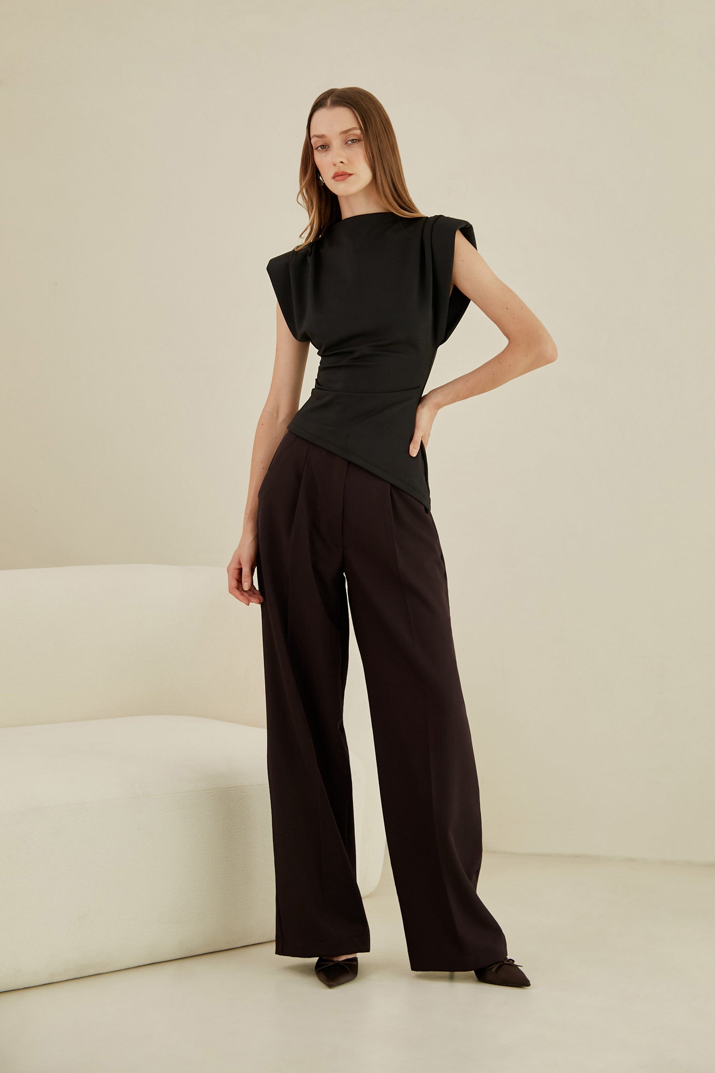 Blusa asimétrica c/ hombreras - Negro
