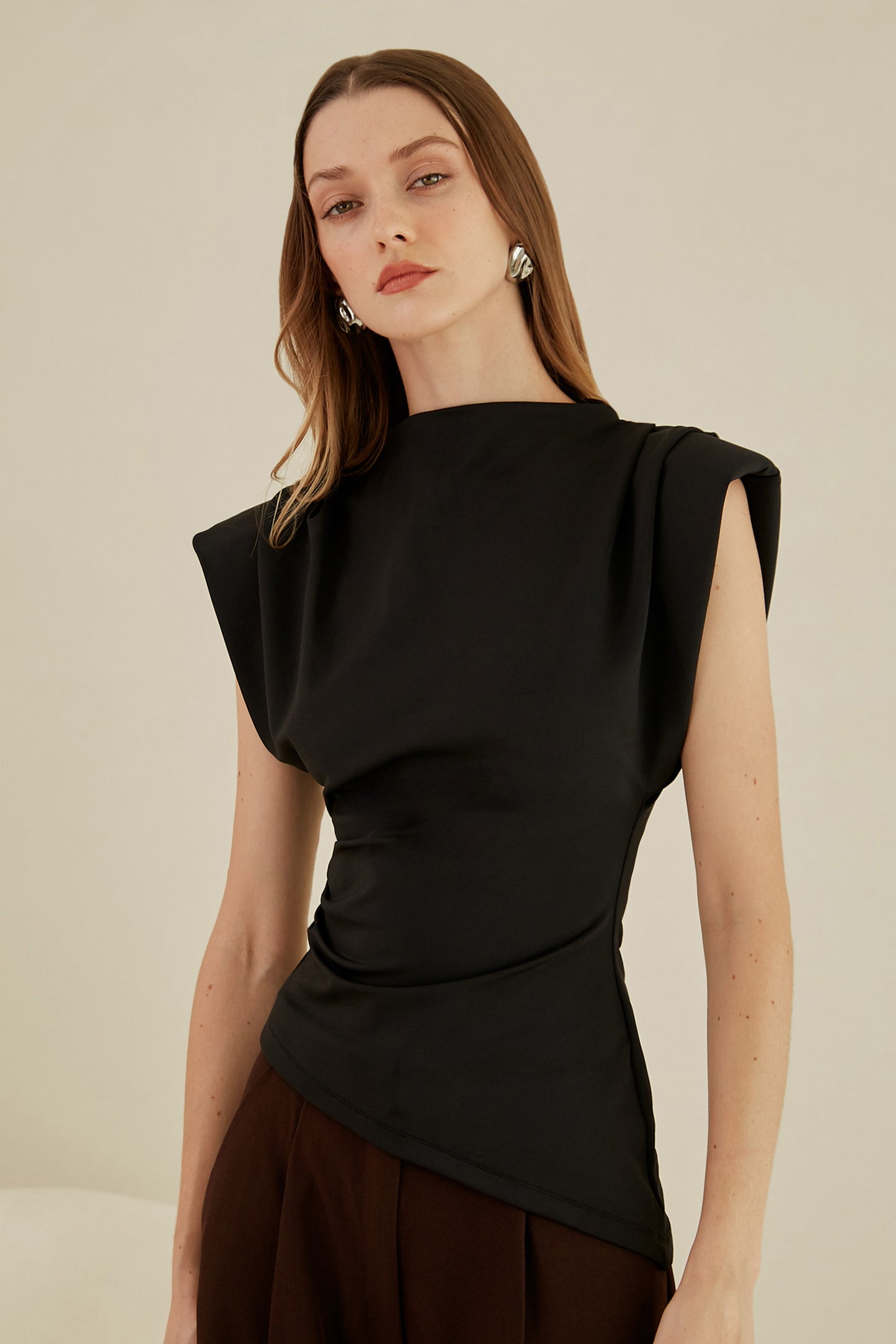 Blusa asimétrica c/ hombreras - Negro