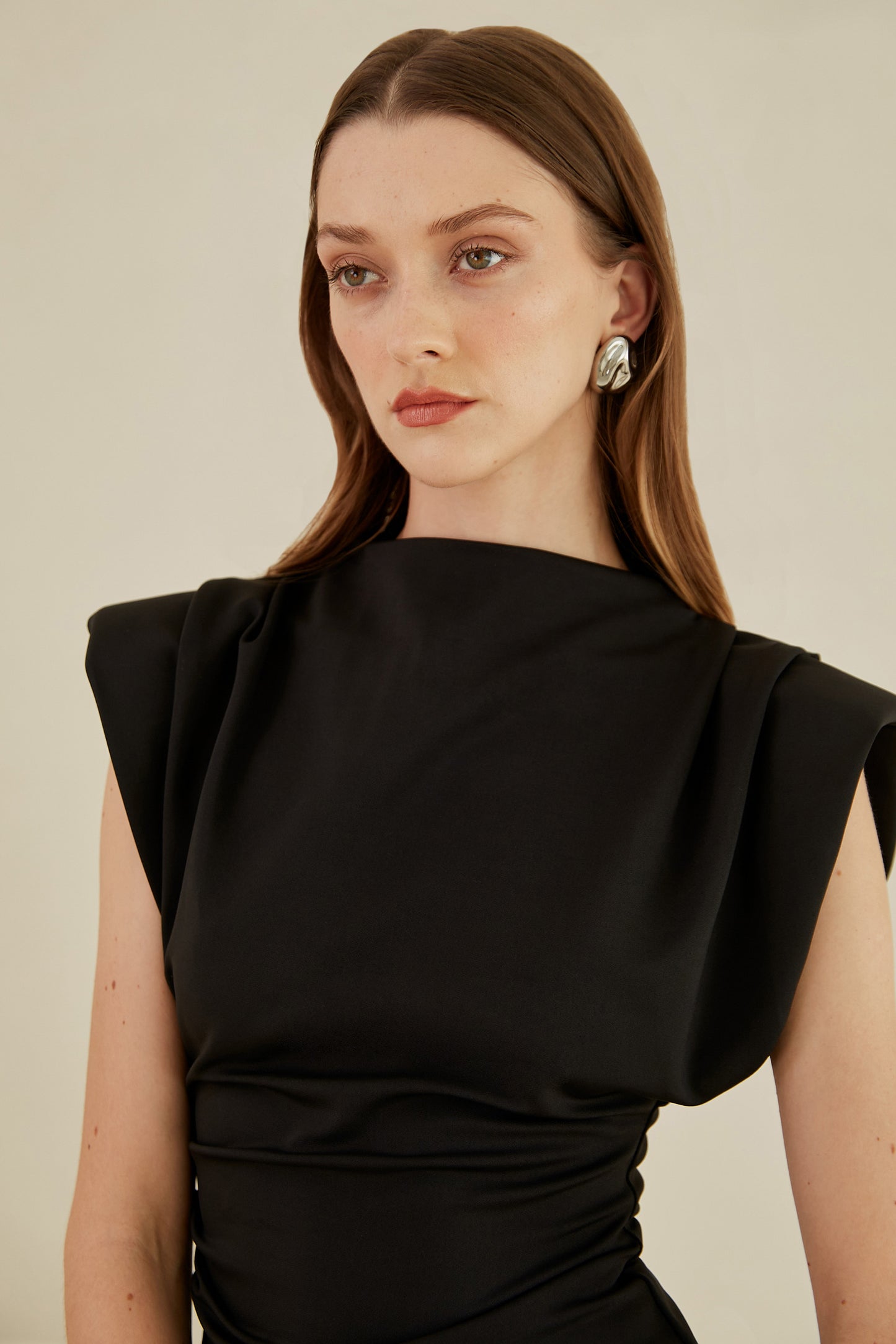 Blusa asimétrica c/ hombreras - Negro