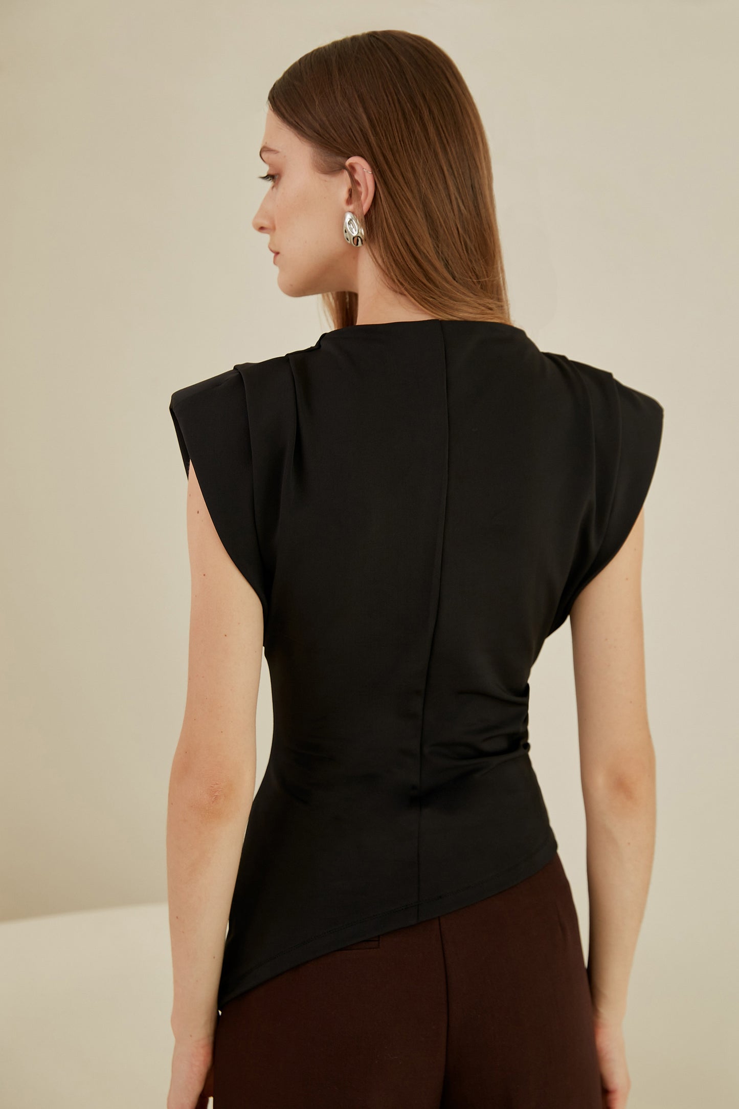Blusa asimétrica c/ hombreras - Negro