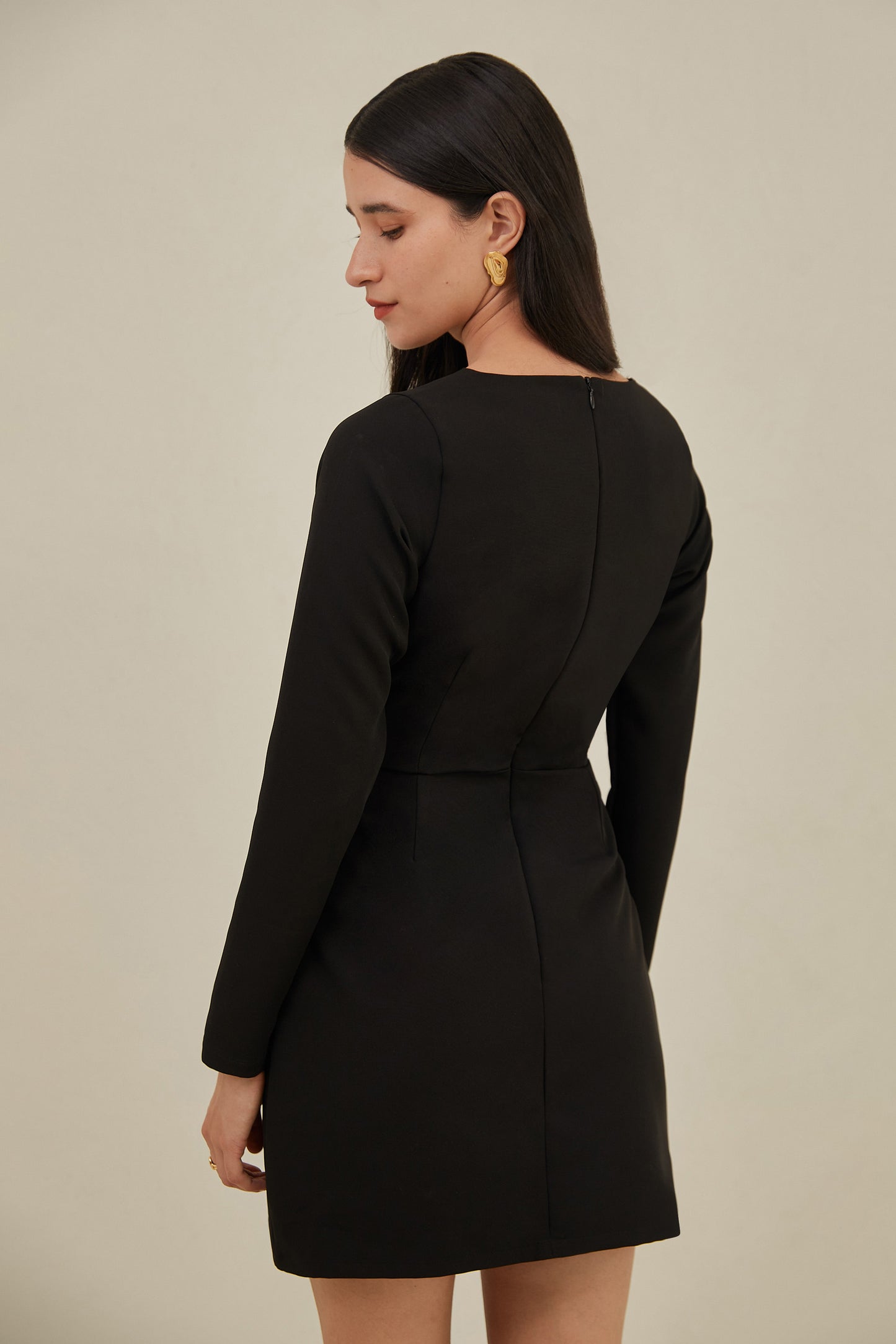 Vestido corto c/ short manga larga - Negro