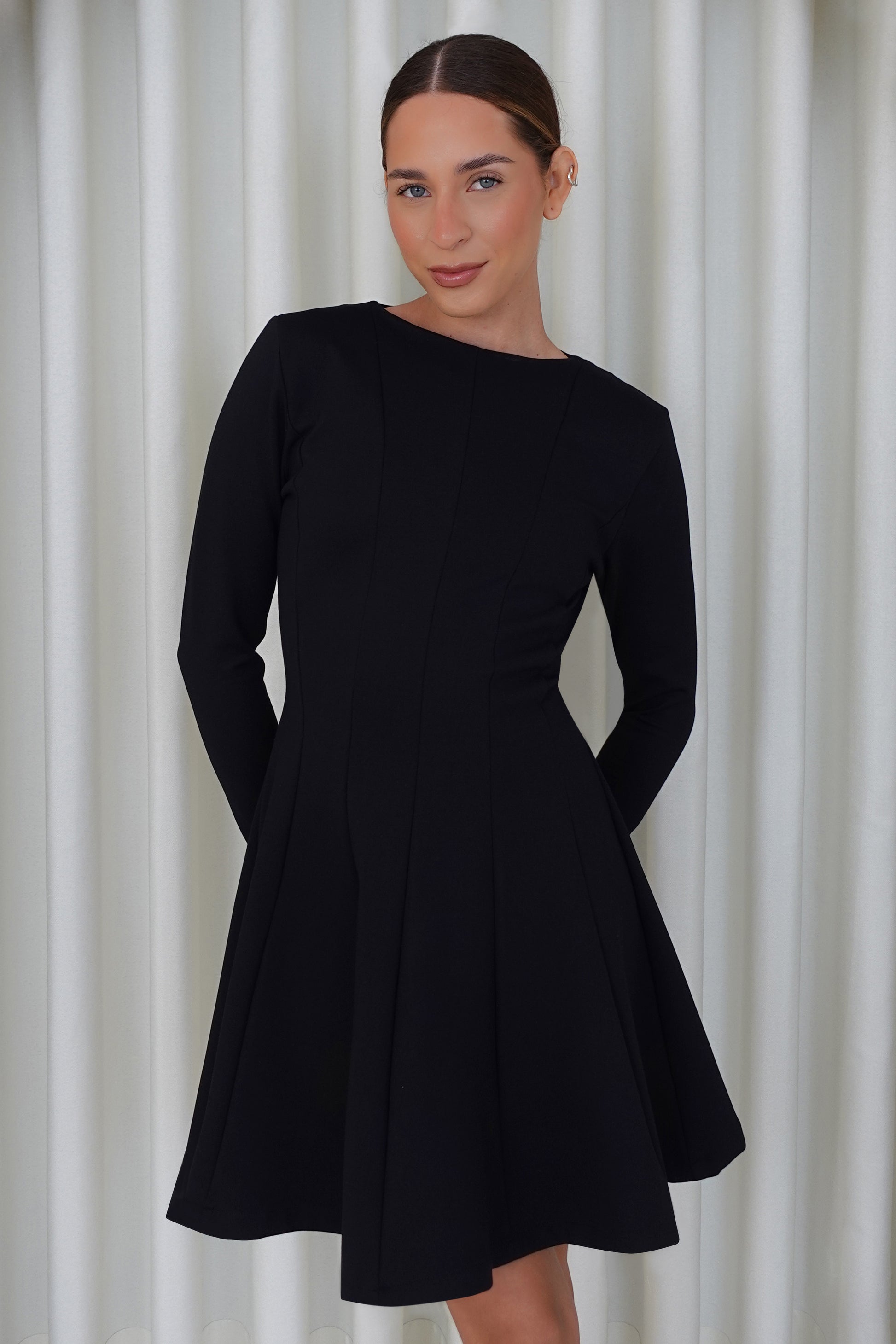 Vestido corto con mangas - Negro