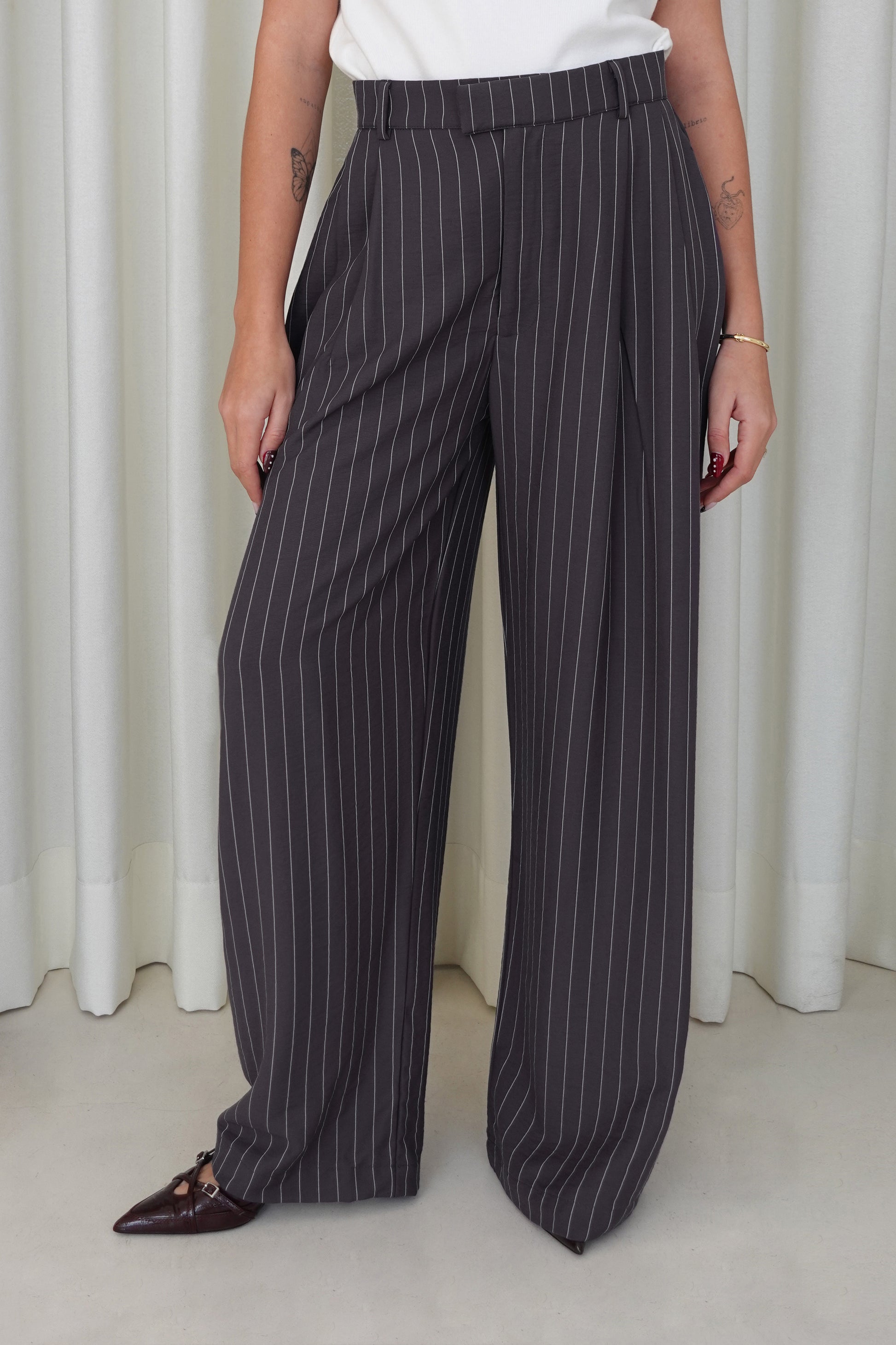 Pantalón sastre rayas con cruce - Gris