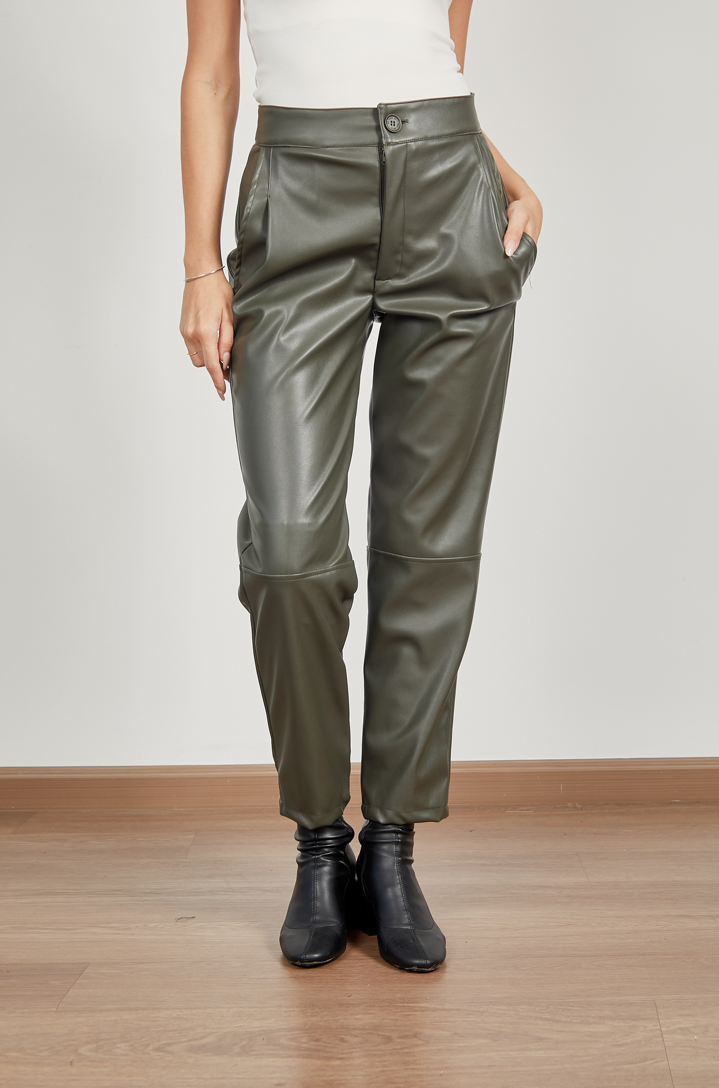 Pantalón cuerina slouchy - Verde militar