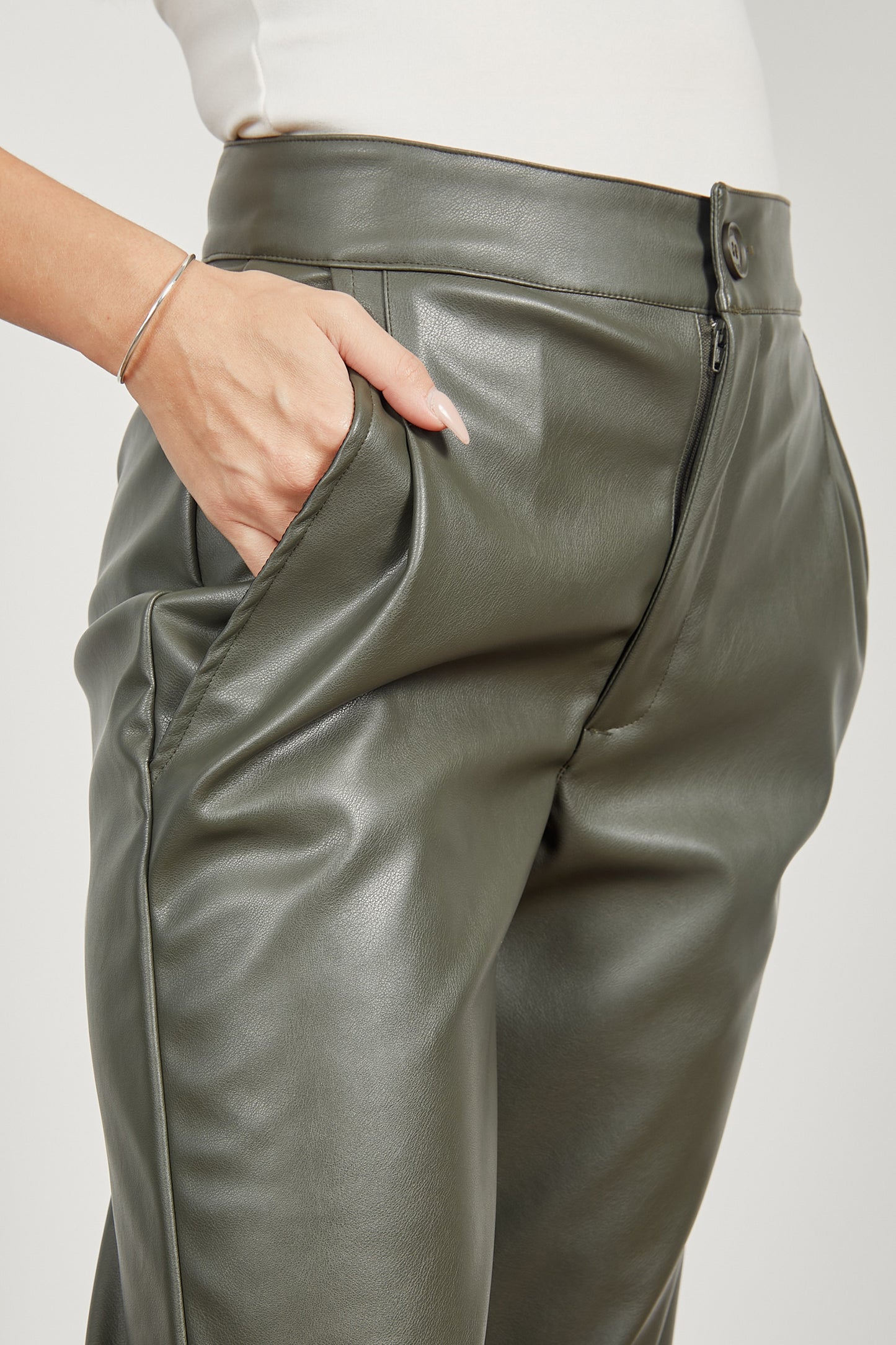 Pantalón cuerina slouchy - Verde militar