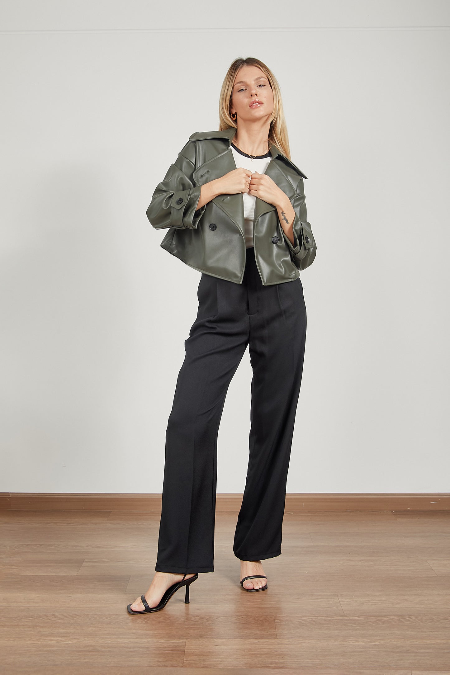Trench corto cuerina - Verde militar