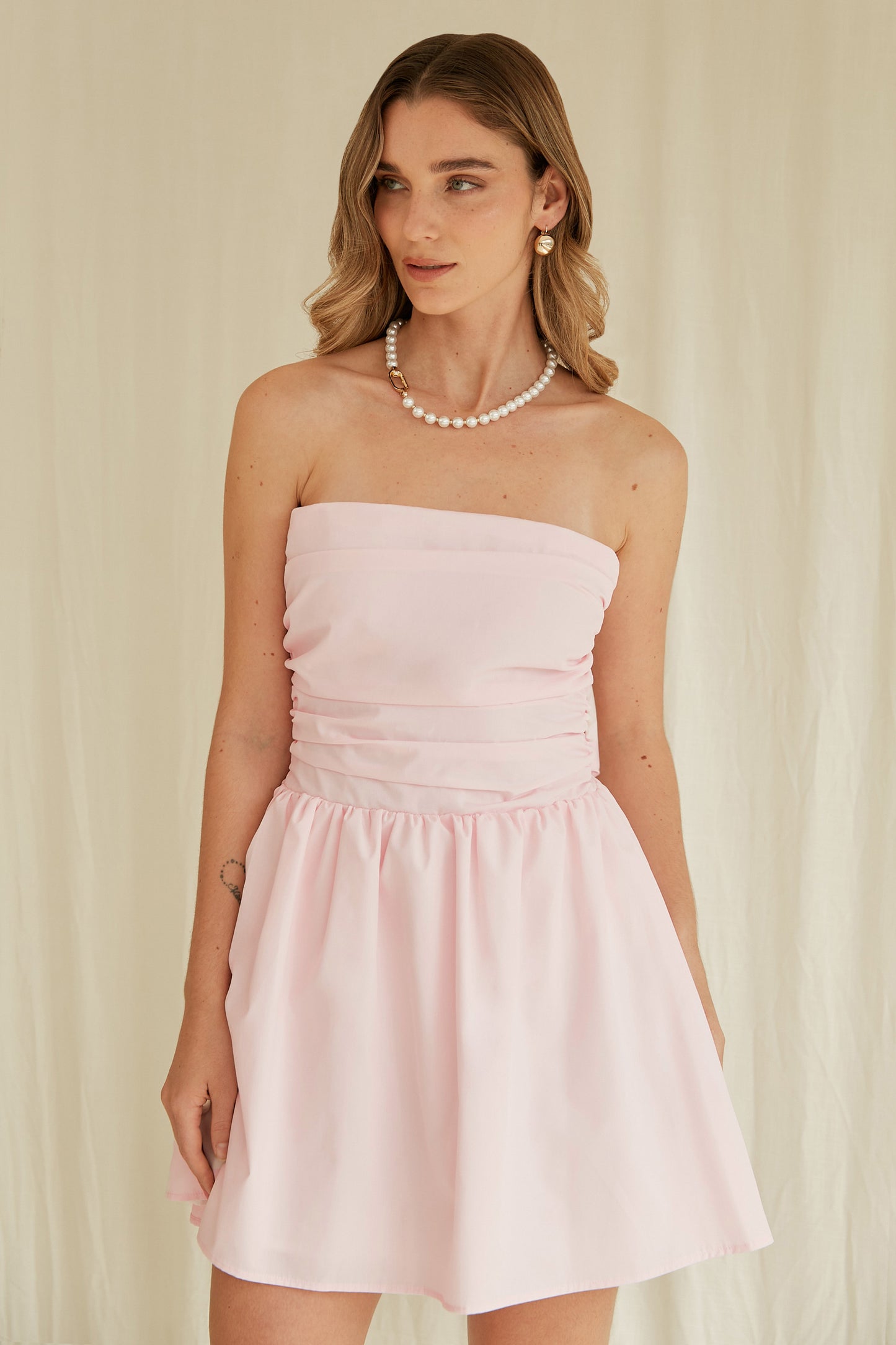 Vestido corto strapless con lazo - Rosado