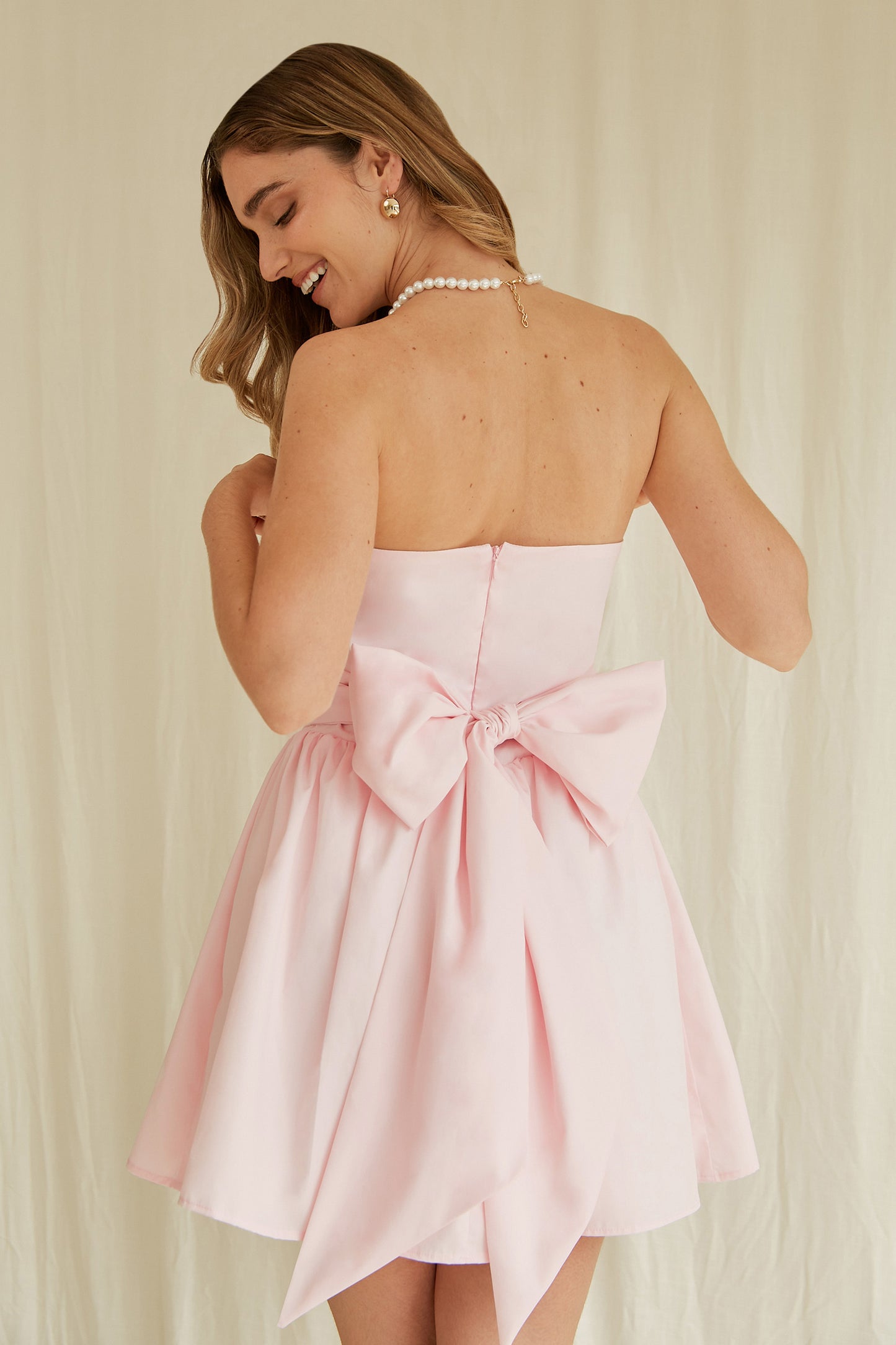 Vestido corto strapless con lazo - Rosado