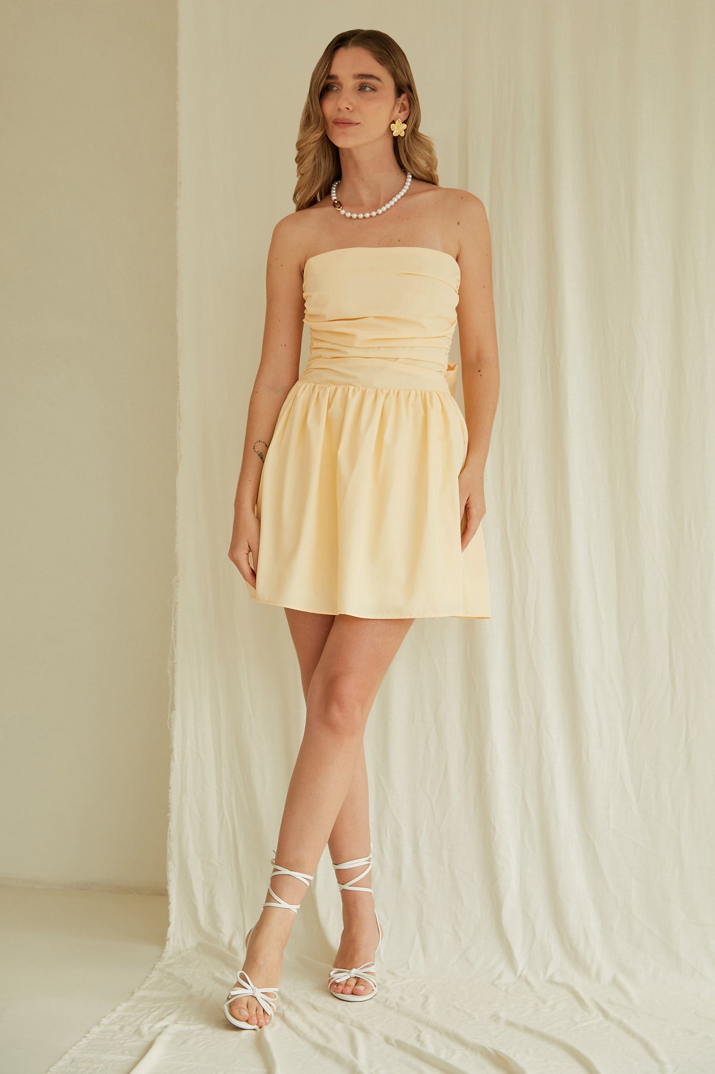 Vestido corto strapless con lazo - Amarillo