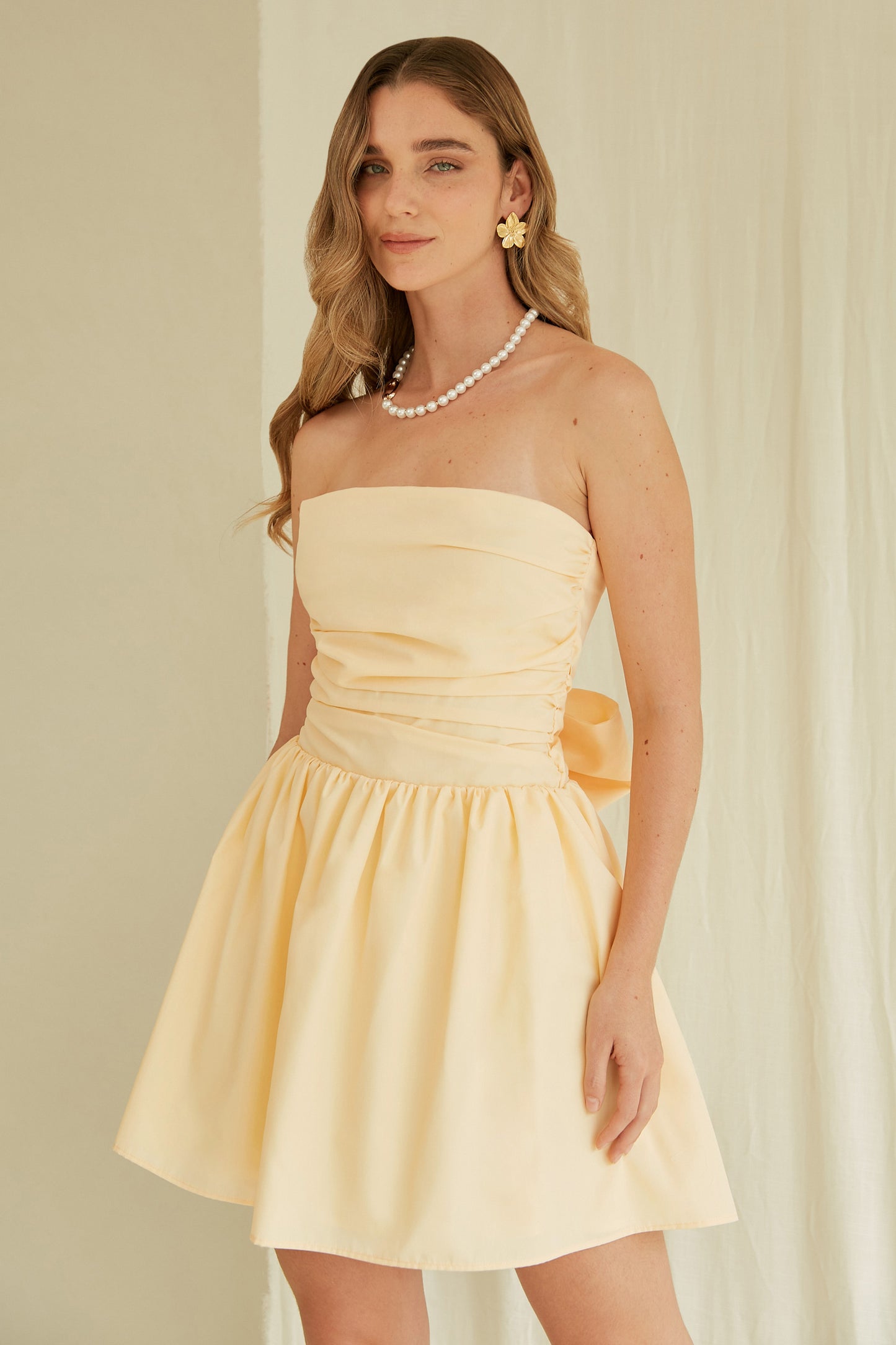 Vestido corto strapless con lazo - Amarillo