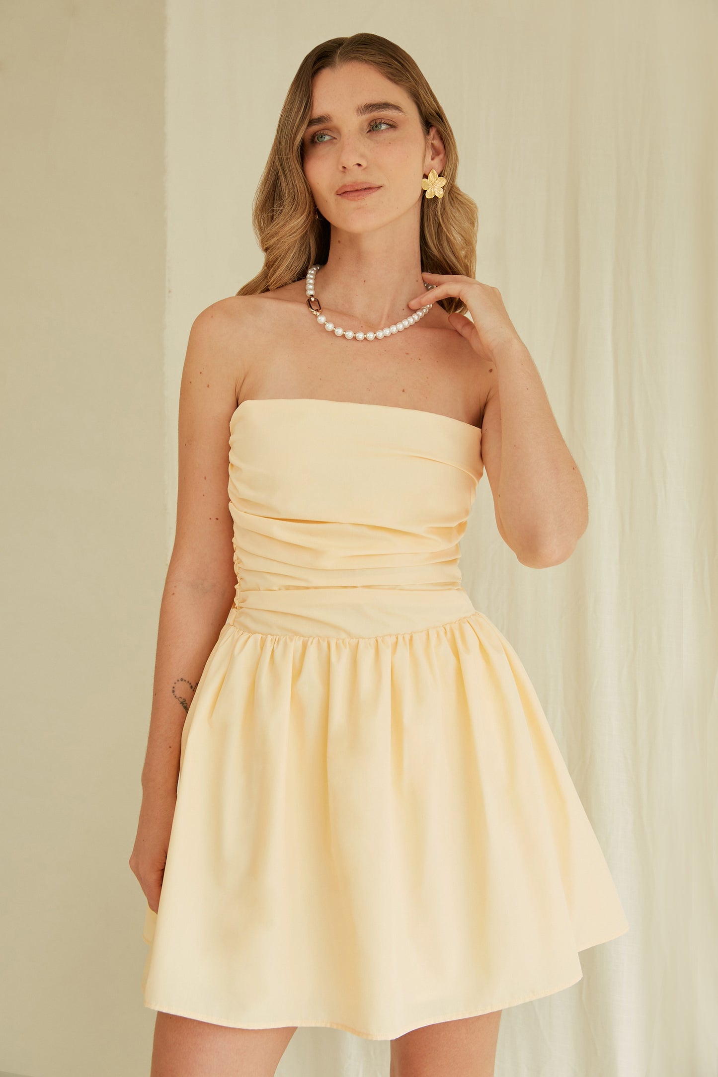 Vestido corto strapless con lazo - Amarillo