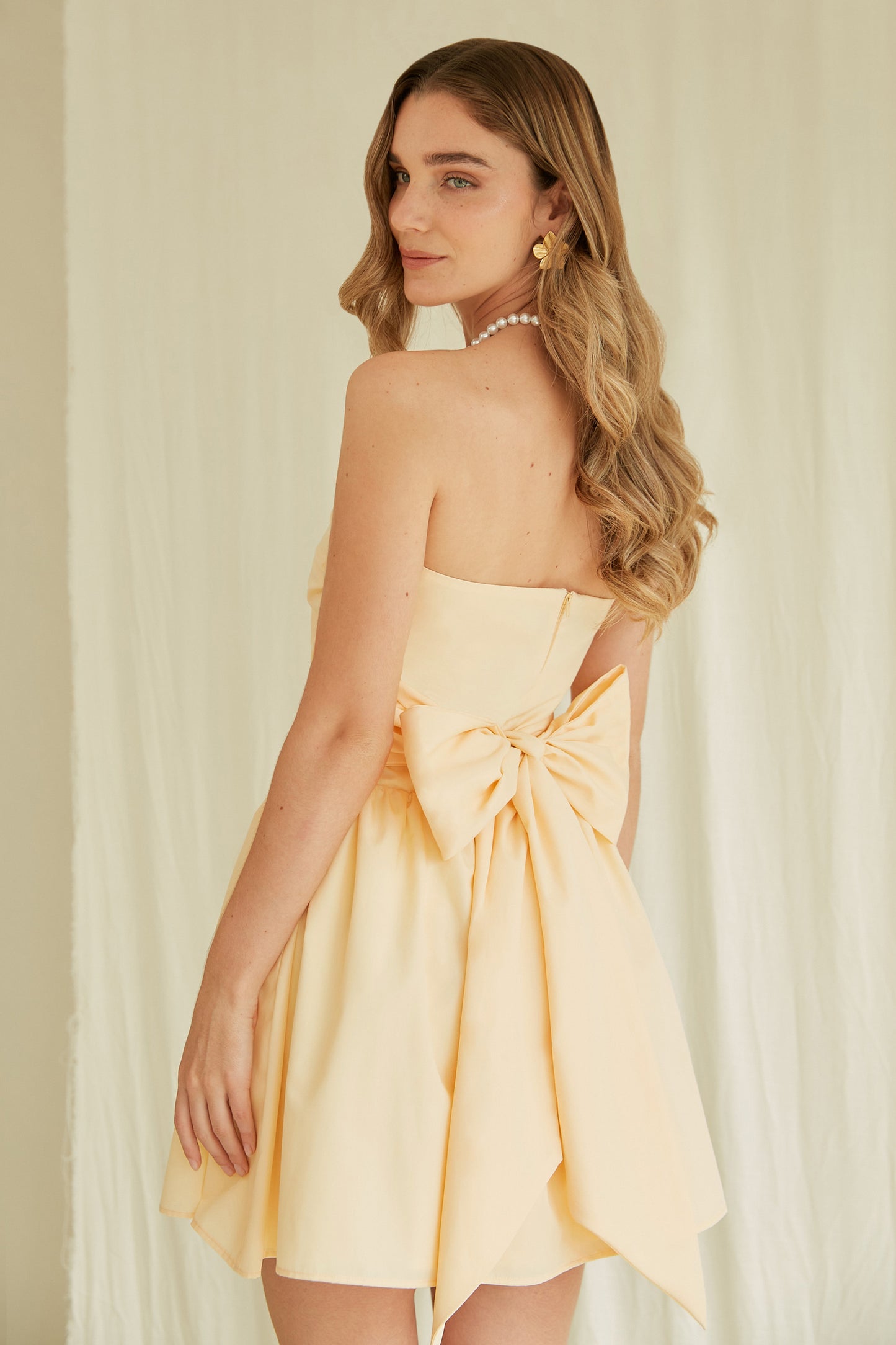 Vestido corto strapless con lazo - Amarillo