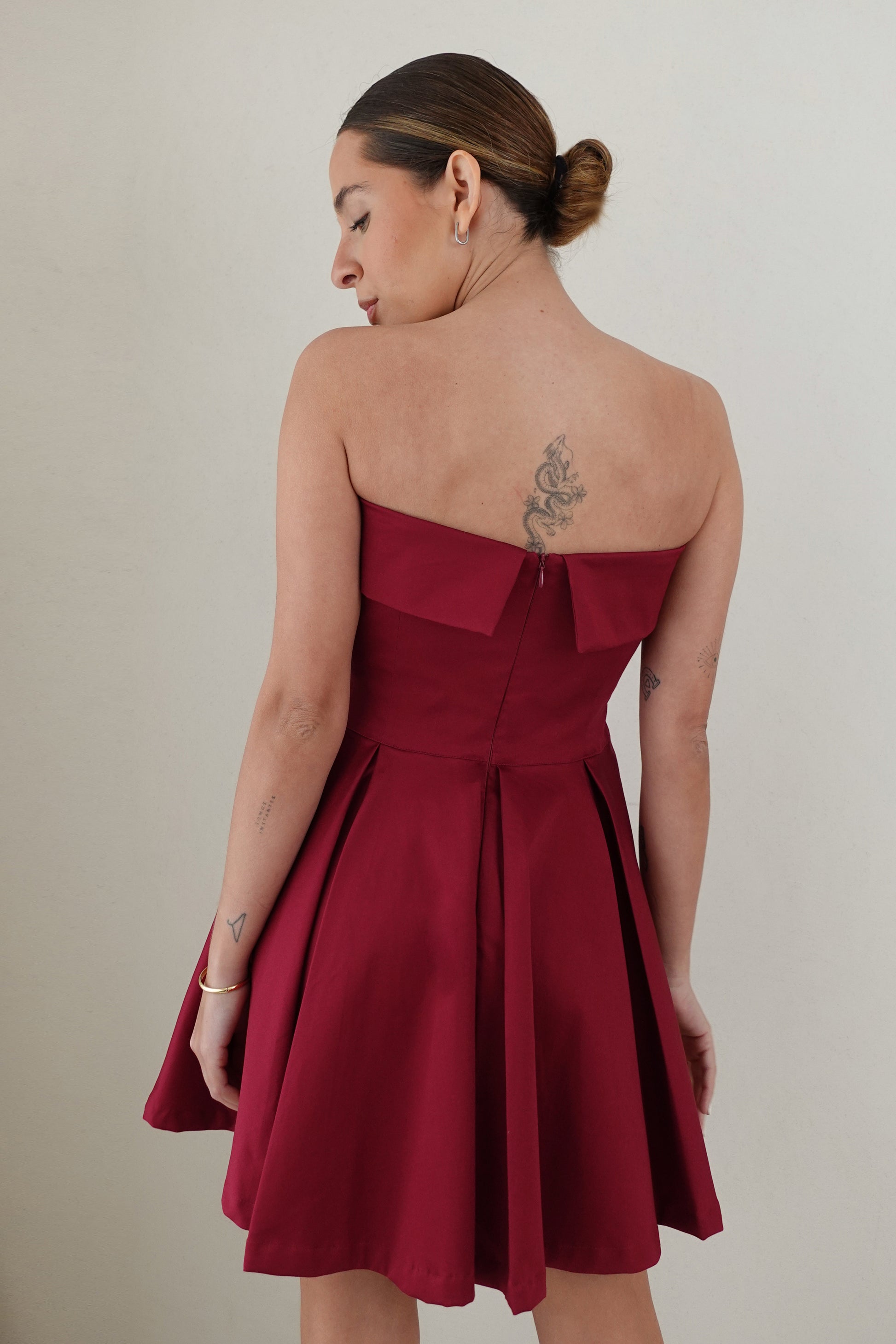 Vestido corto strapless - Vino (PREORDEN)
