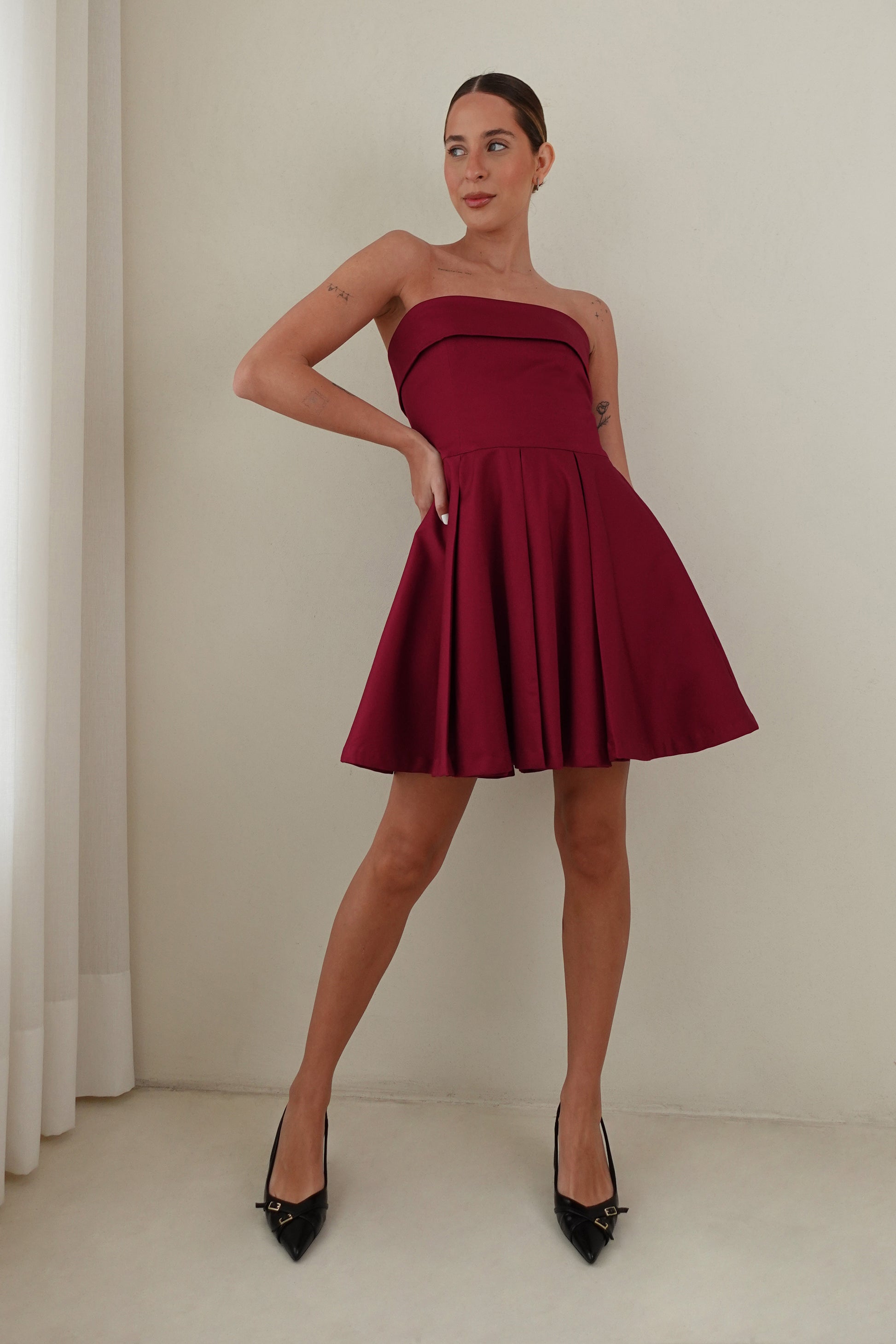 Vestido corto strapless - Vino (PREORDEN)