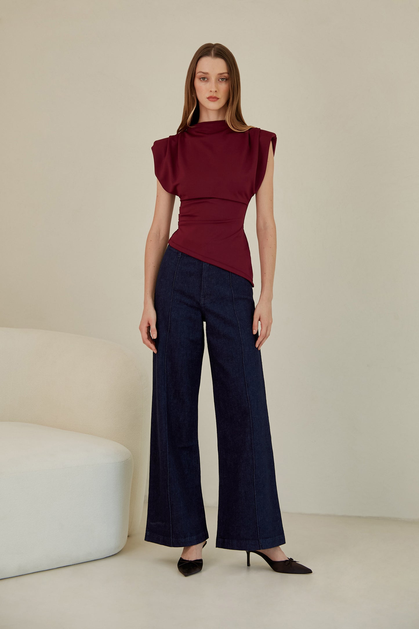 Blusa asimétrica c/ hombreras - Borgoña
