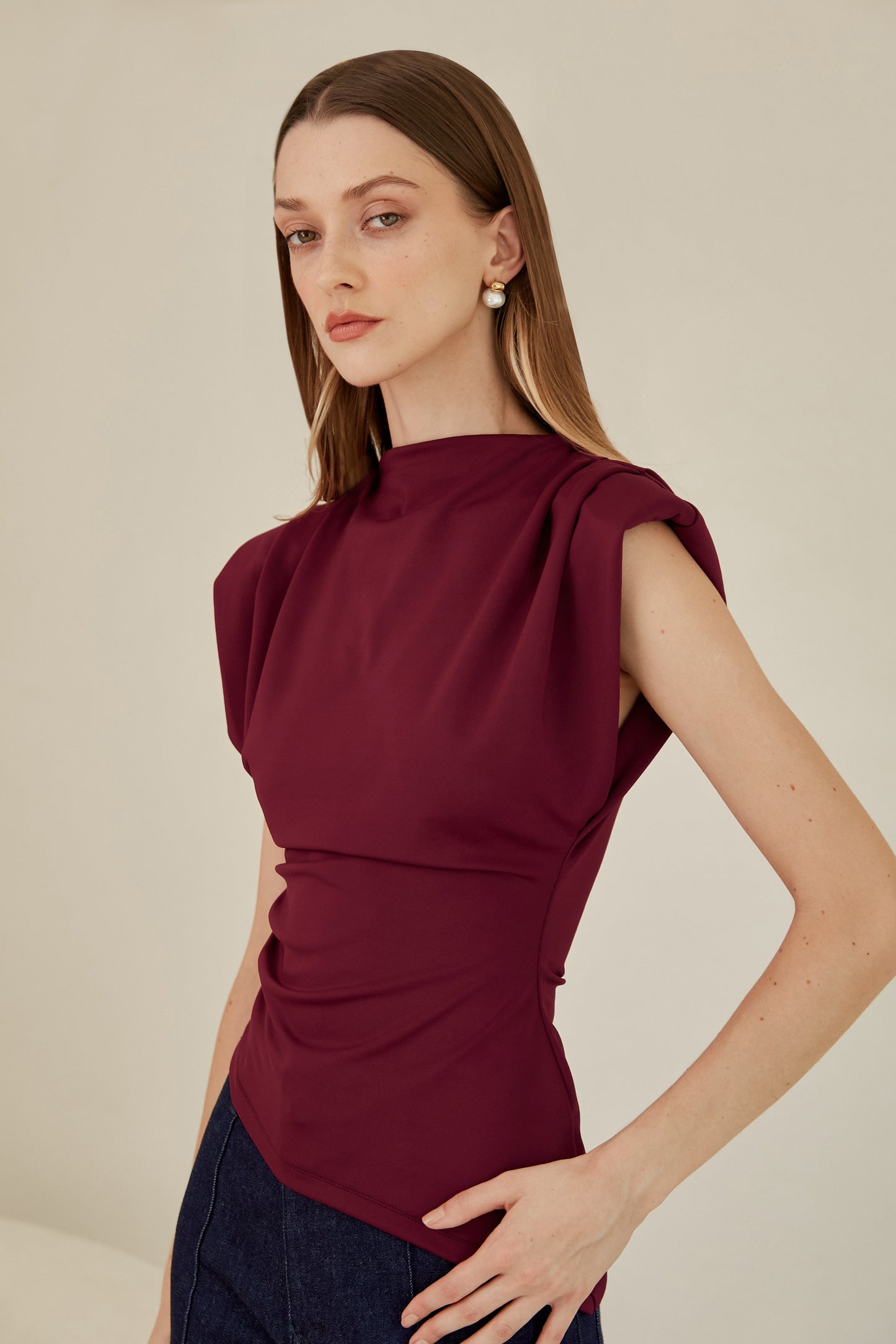 Blusa asimétrica c/ hombreras - Borgoña