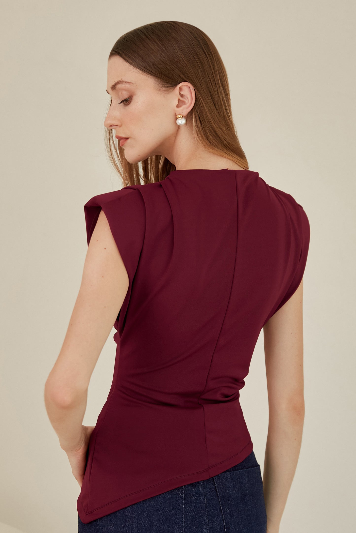 Blusa asimétrica c/ hombreras - Borgoña
