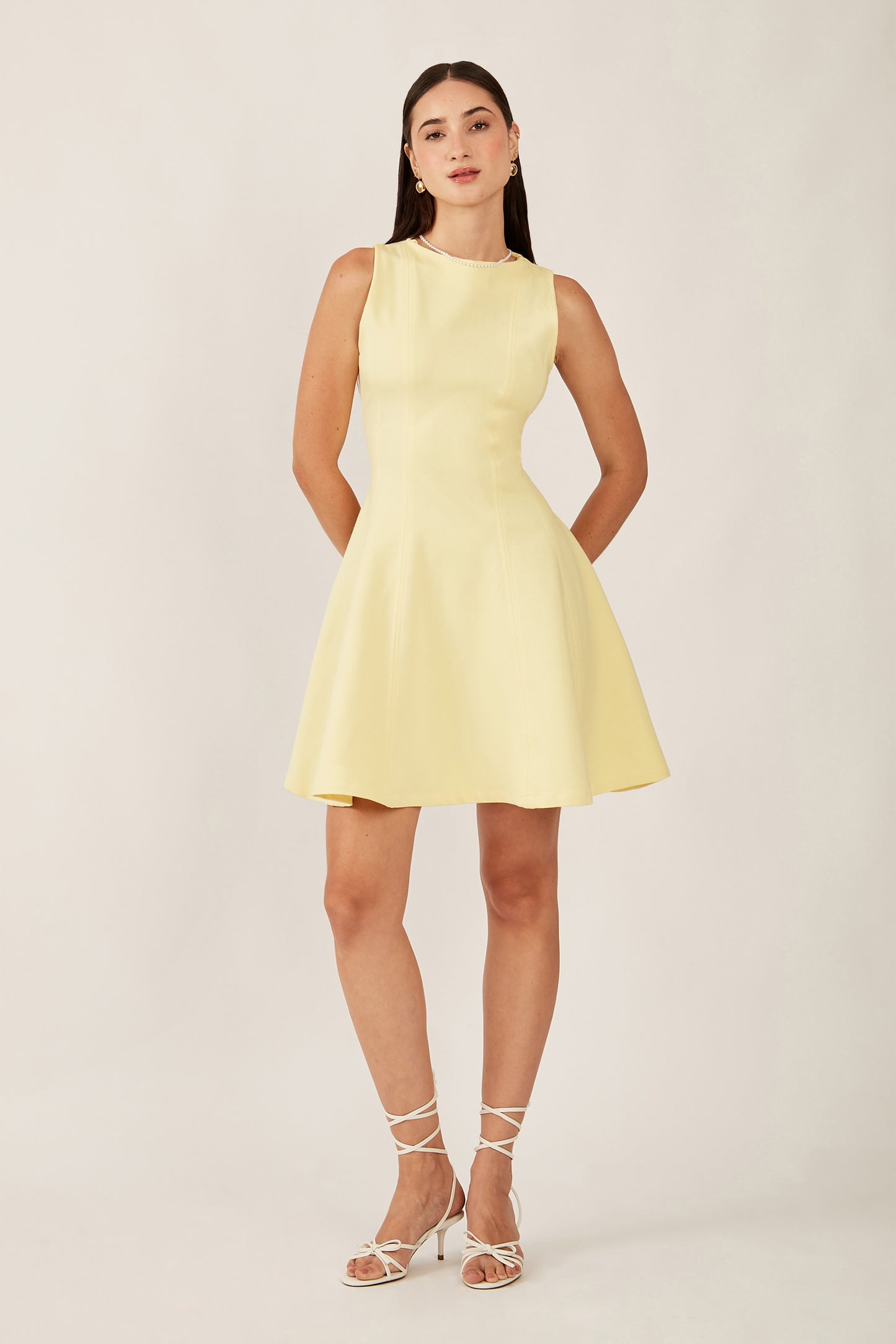 Vestido corto halter con vuelo - Amarillo