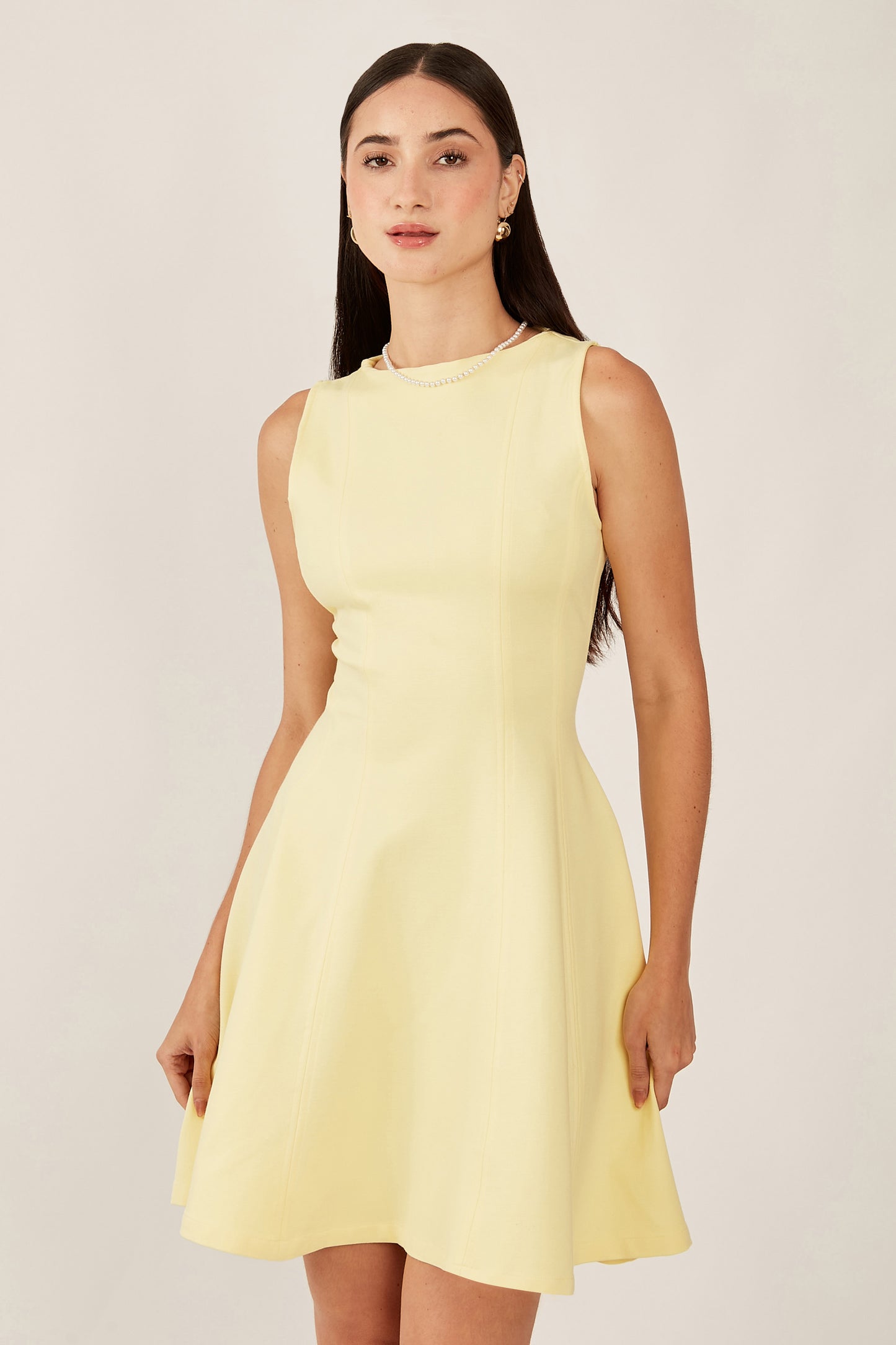 Vestido corto halter con vuelo - Amarillo