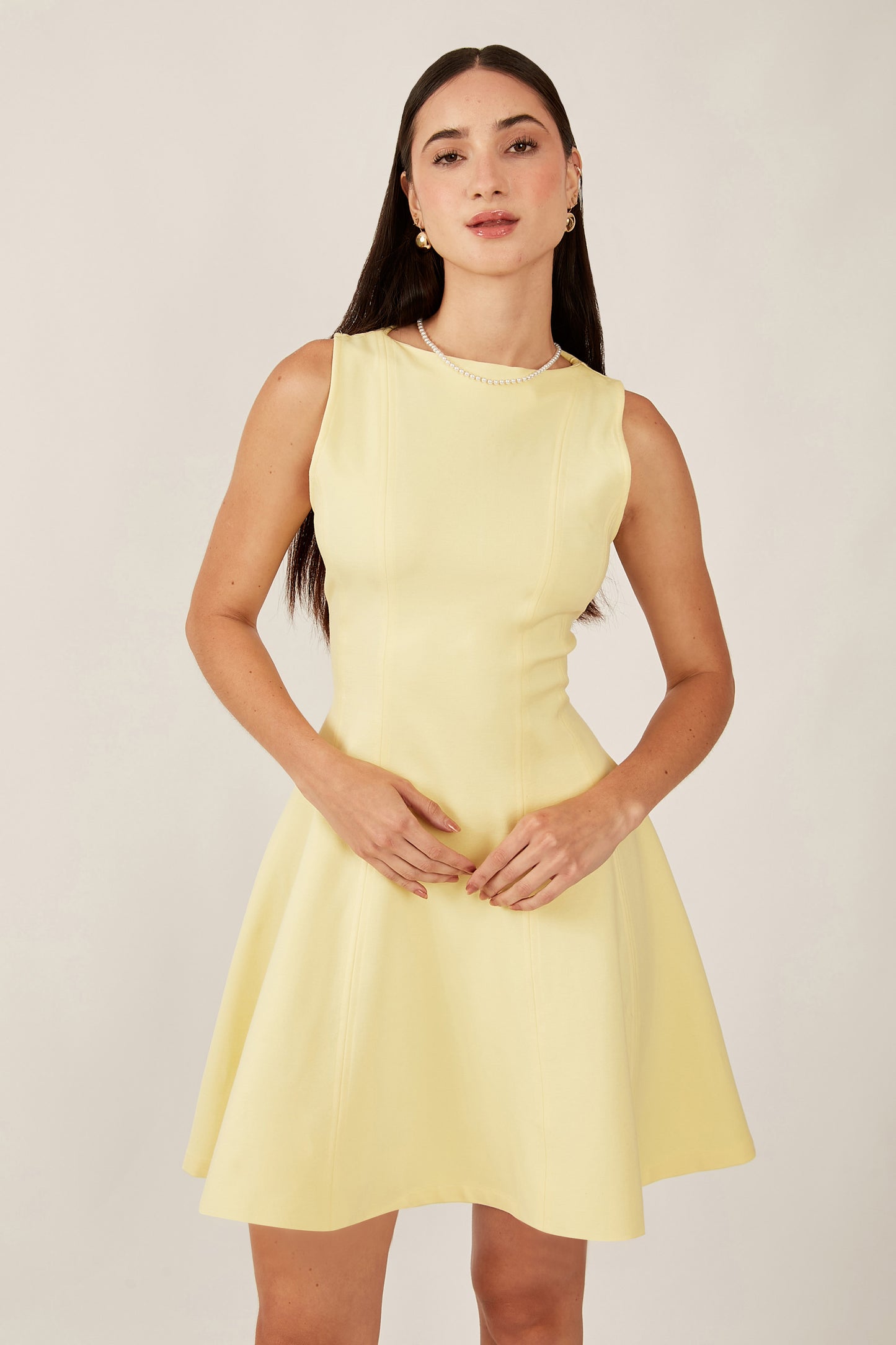 Vestido corto halter con vuelo - Amarillo