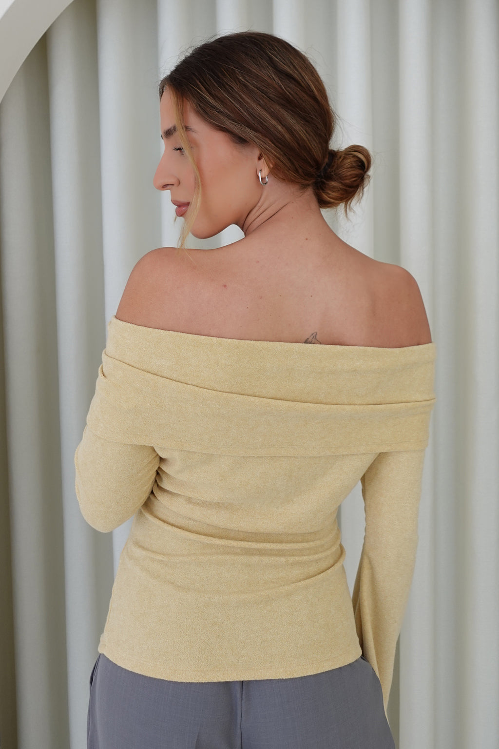Suéter off shoulder manga larga - Amarillo