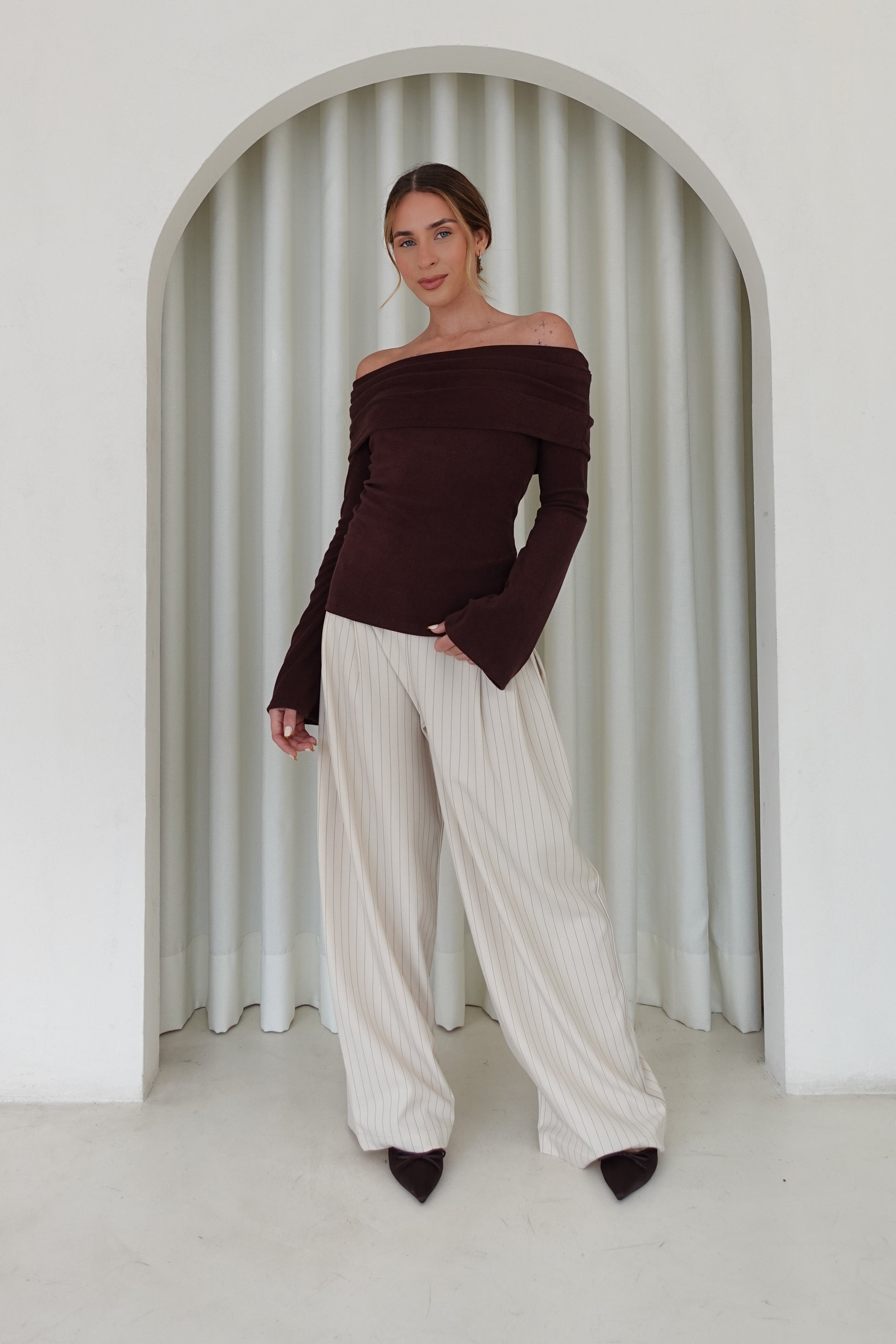 Suéter off shoulder manga larga - Chocolate