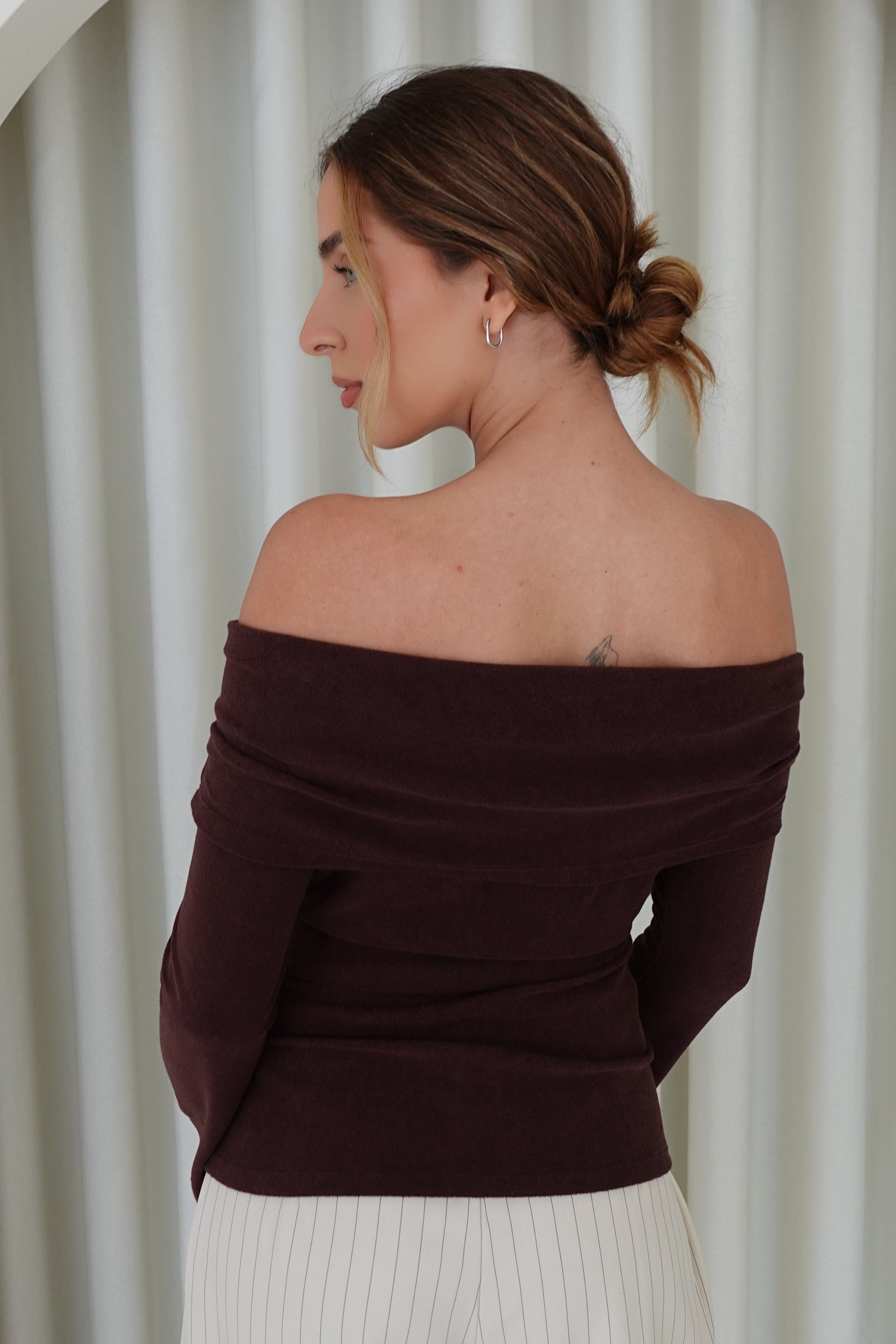 Suéter off shoulder manga larga - Chocolate