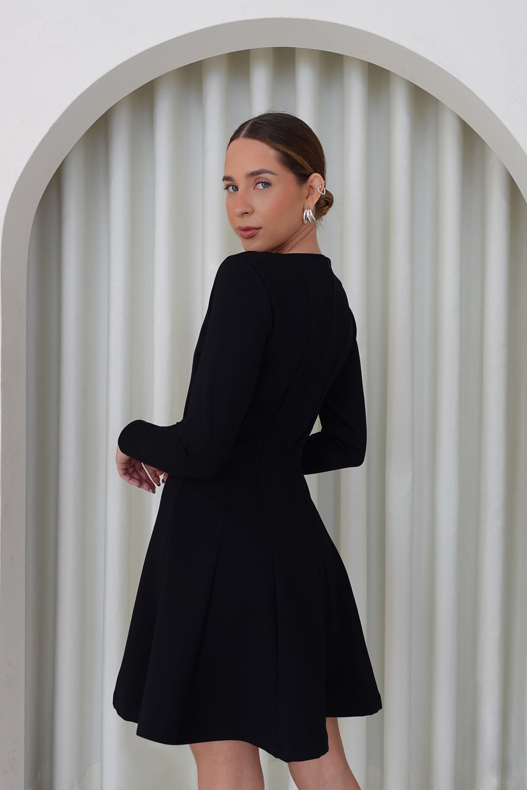 Vestido corto con mangas - Negro