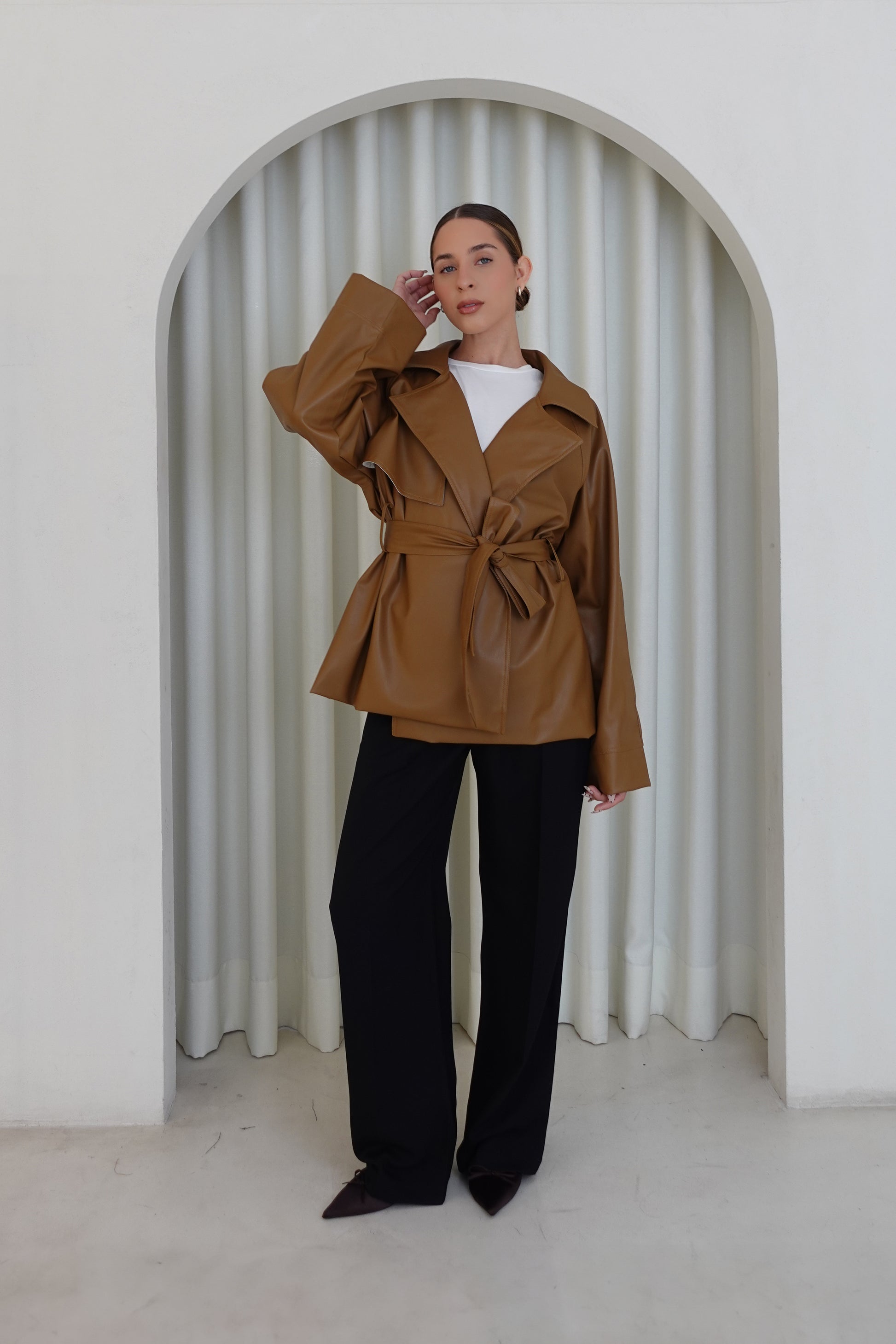 Trench corto de cuerina con cinturón - Camel