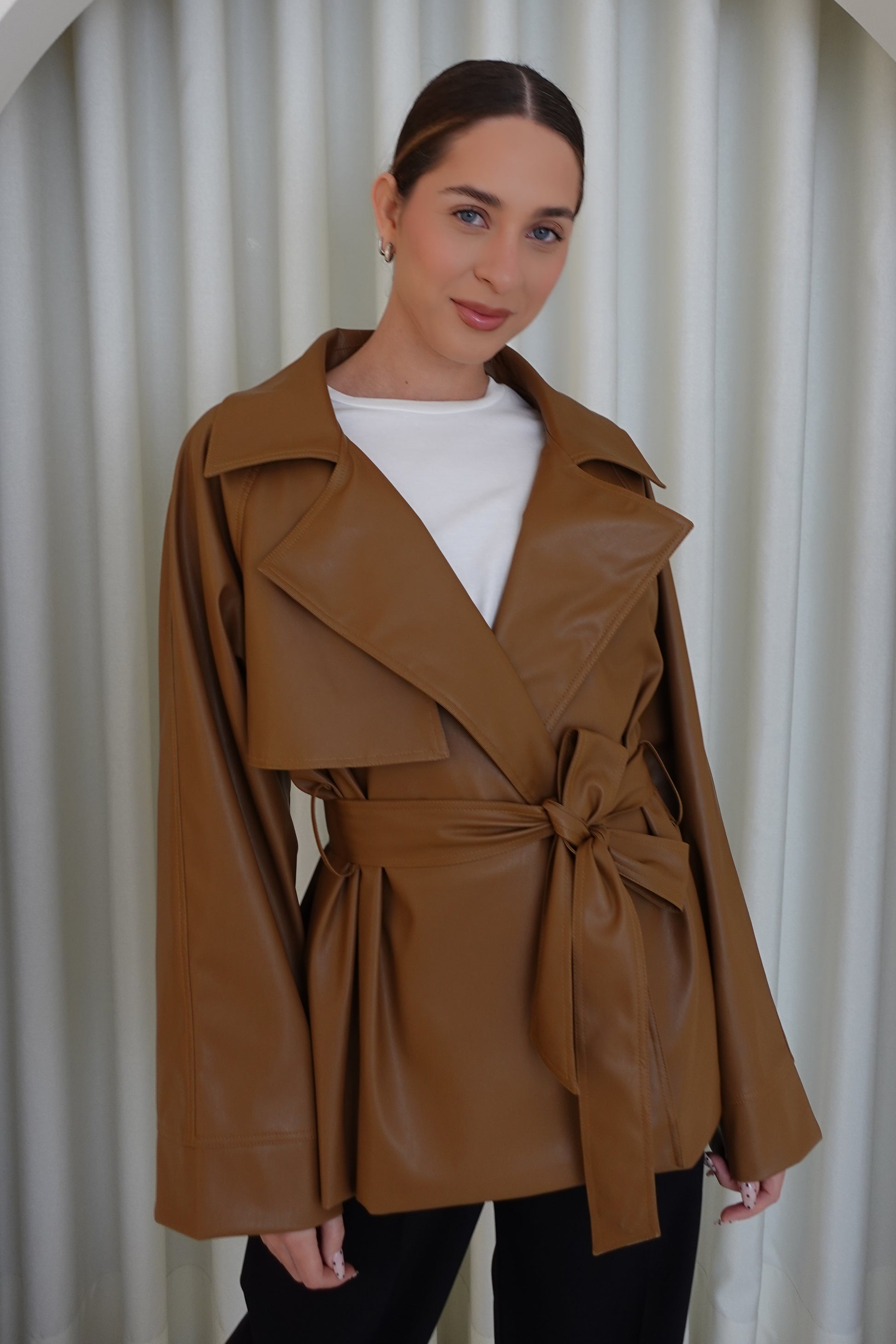 Trench corto de cuerina con cinturón - Camel