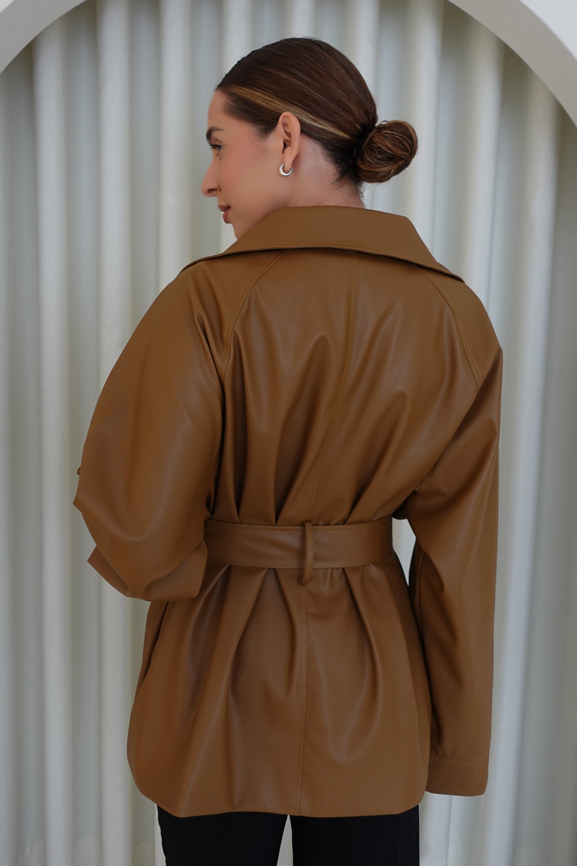 Trench corto de cuerina con cinturón - Camel