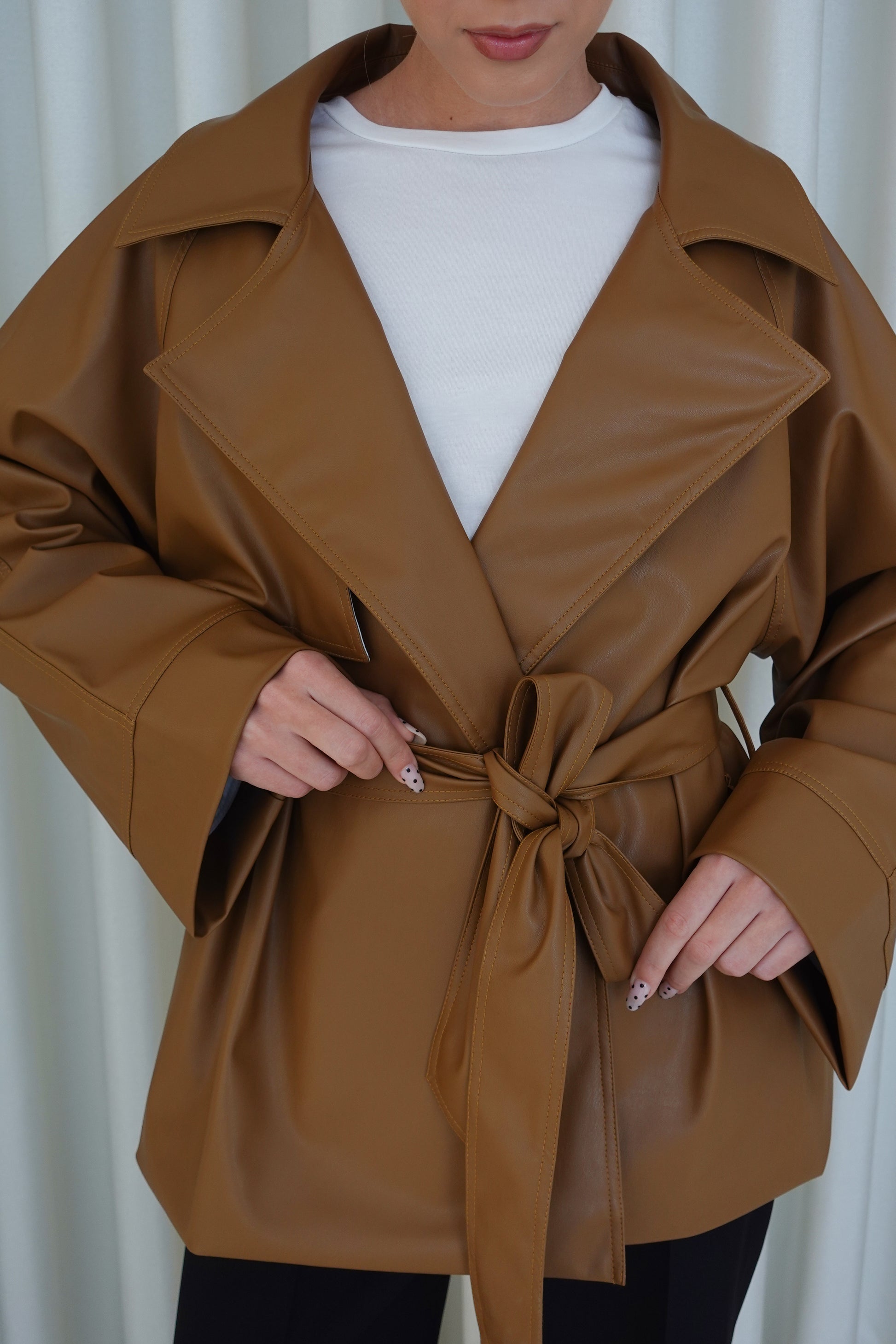 Trench corto de cuerina con cinturón - Camel