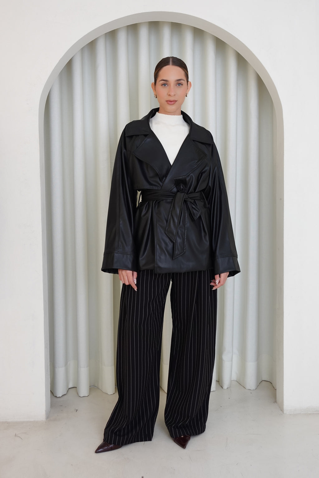 Trench corto de cuerina con cinturón - Negro