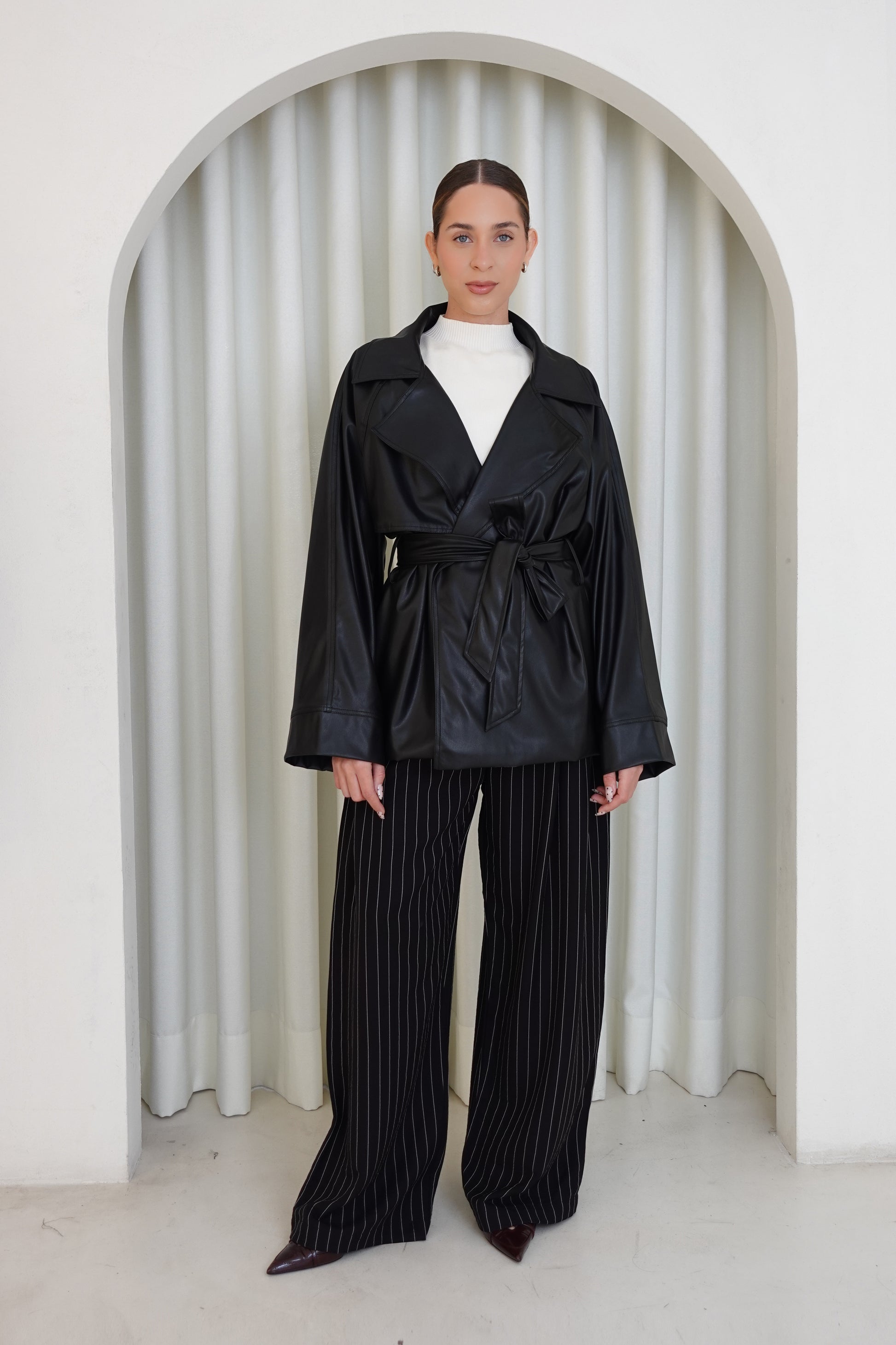 Trench corto de cuerina con cinturón - Negro