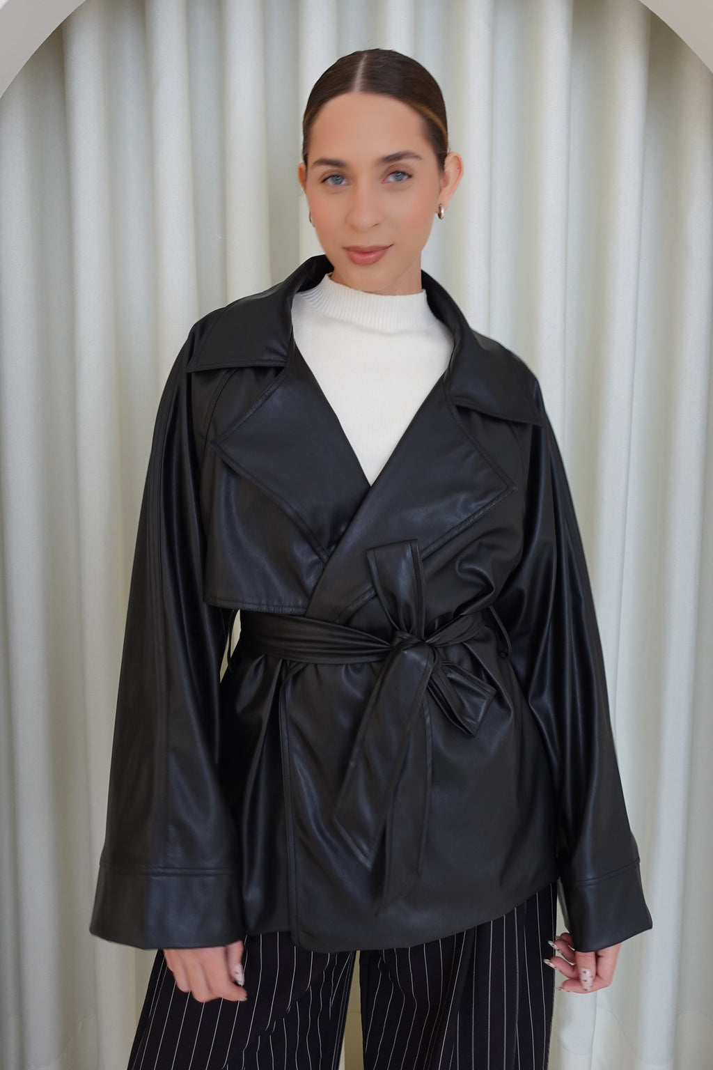 Trench corto de cuerina con cinturón - Negro