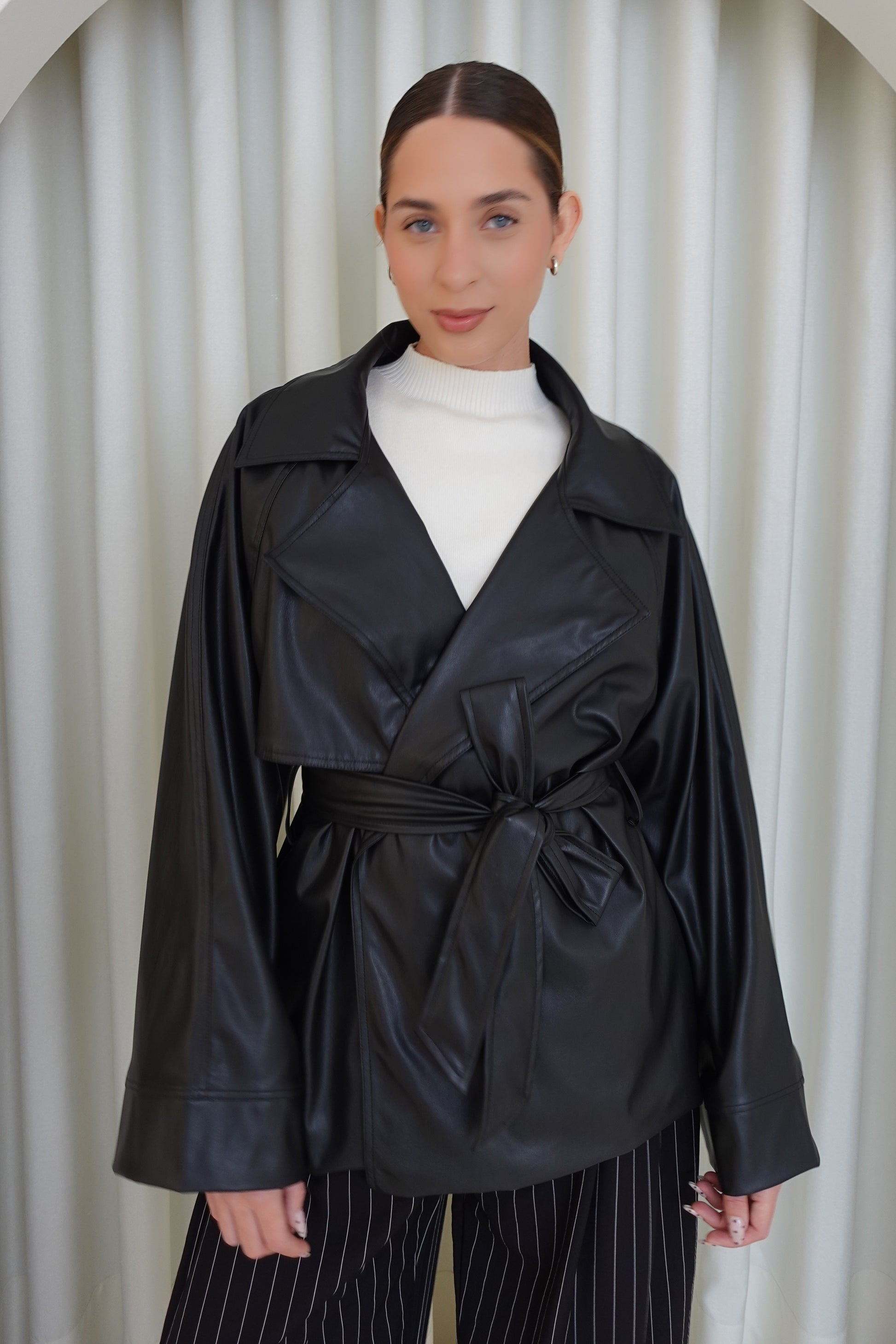 Trench corto de cuerina con cinturón - Negro