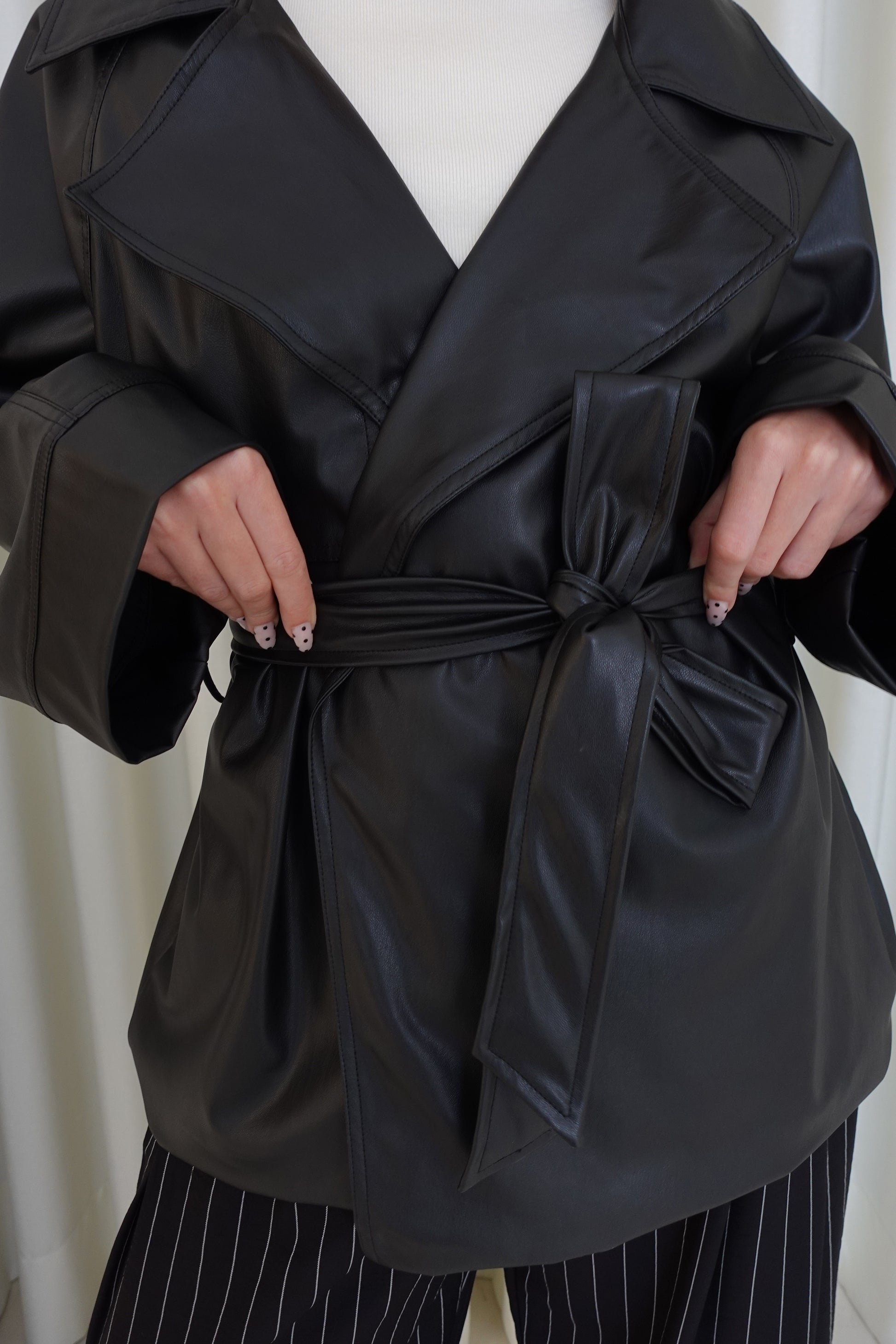 Trench corto de cuerina con cinturón - Negro