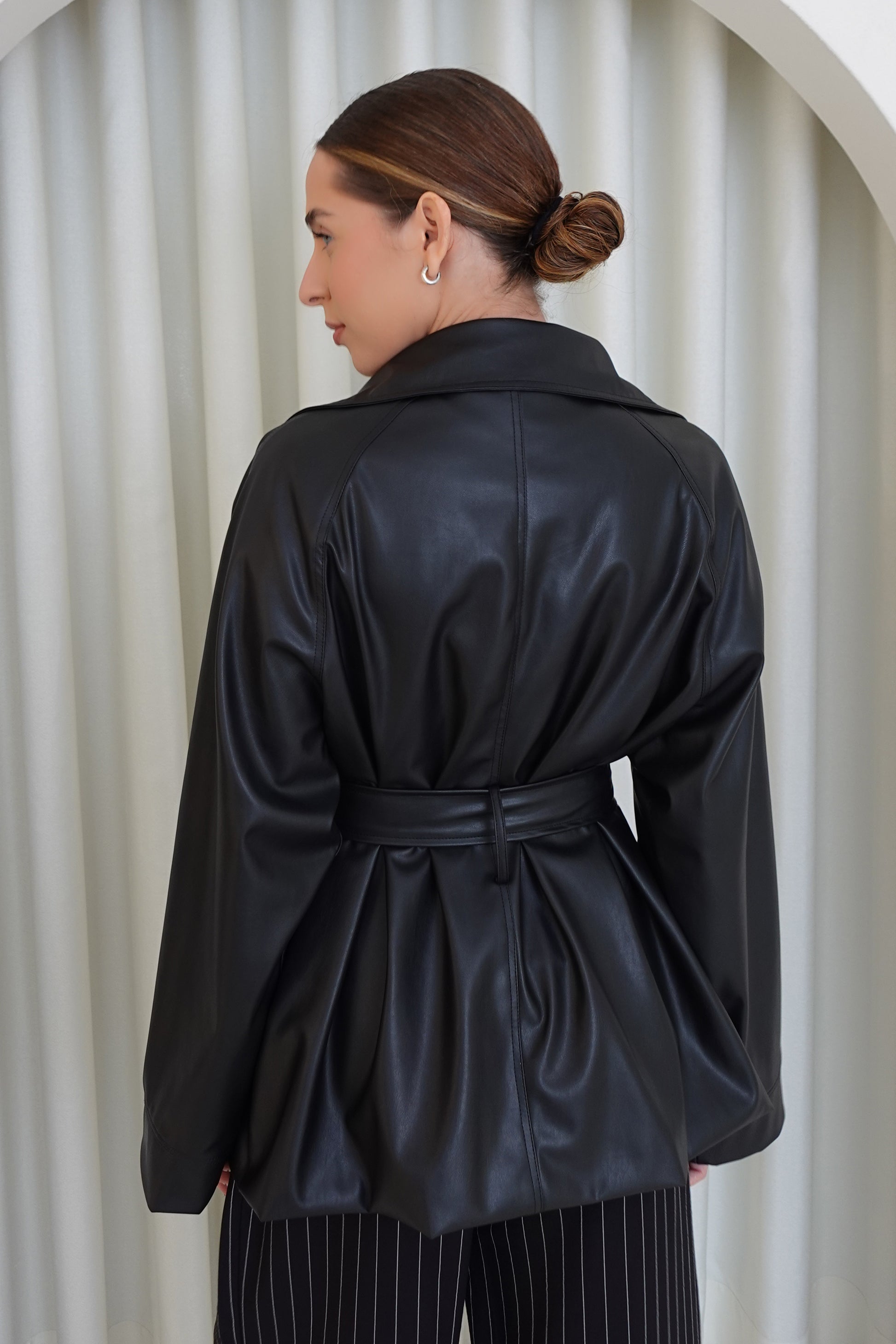 Trench corto de cuerina con cinturón - Negro