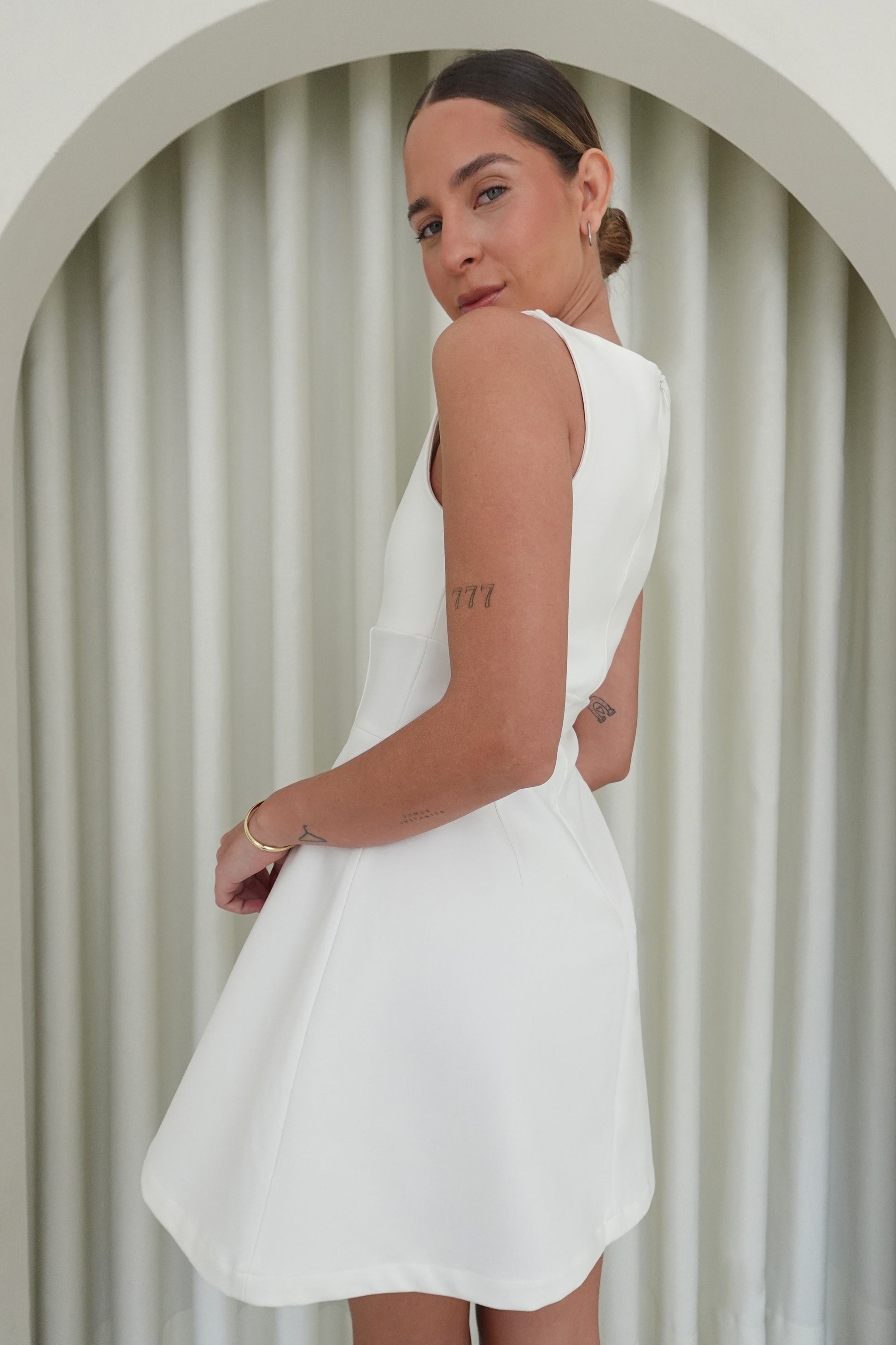 Vestido corto cuello ojal - Perla
