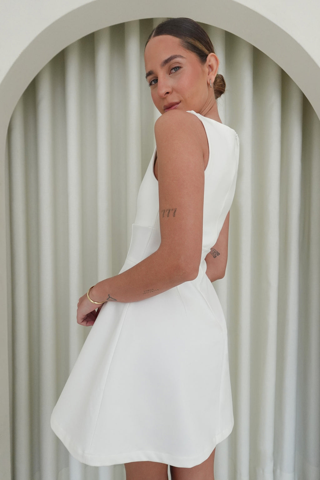 Vestido corto cuello ojal - Perla