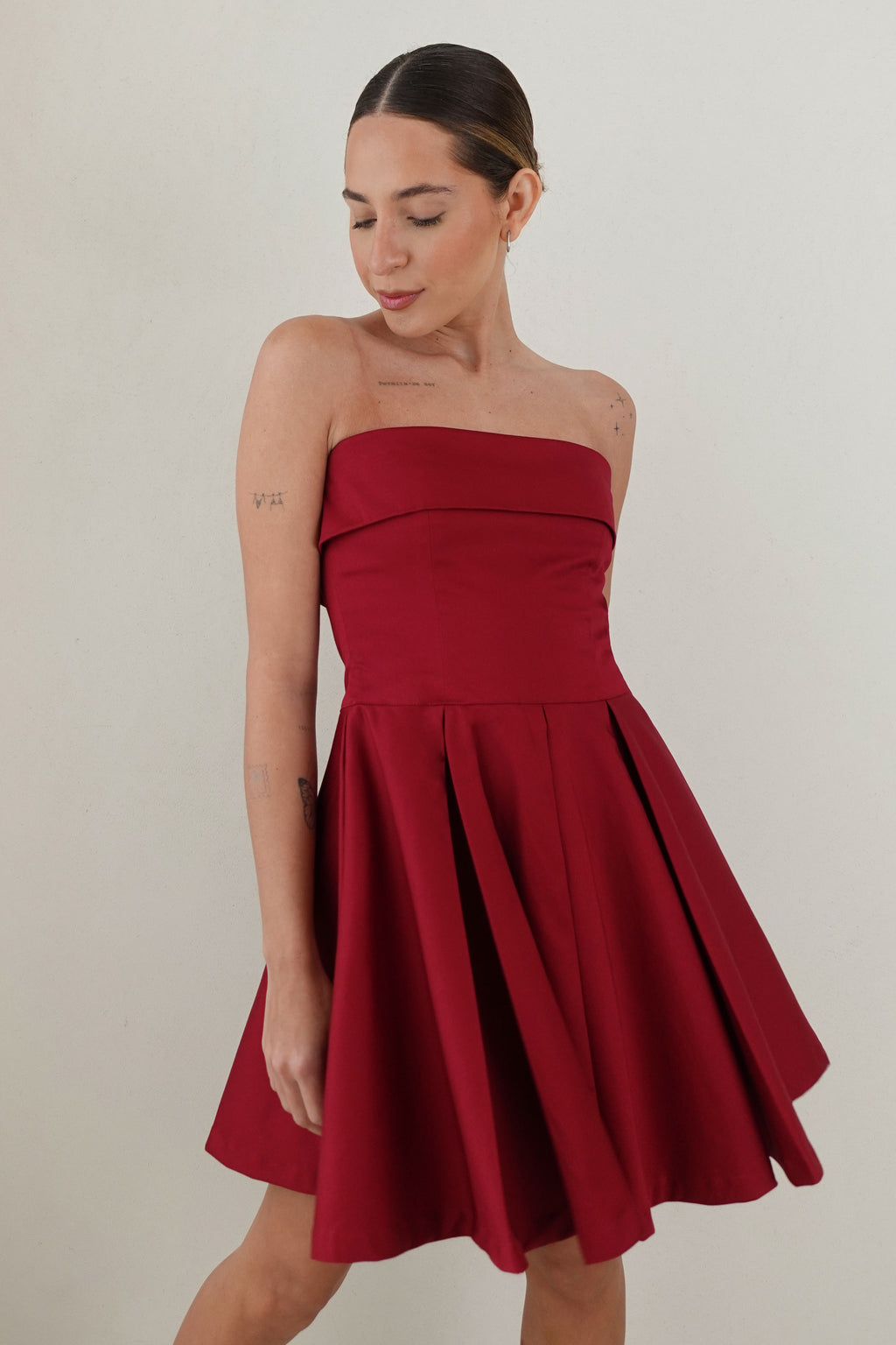 Vestido corto strapless - Vino (PREORDEN)