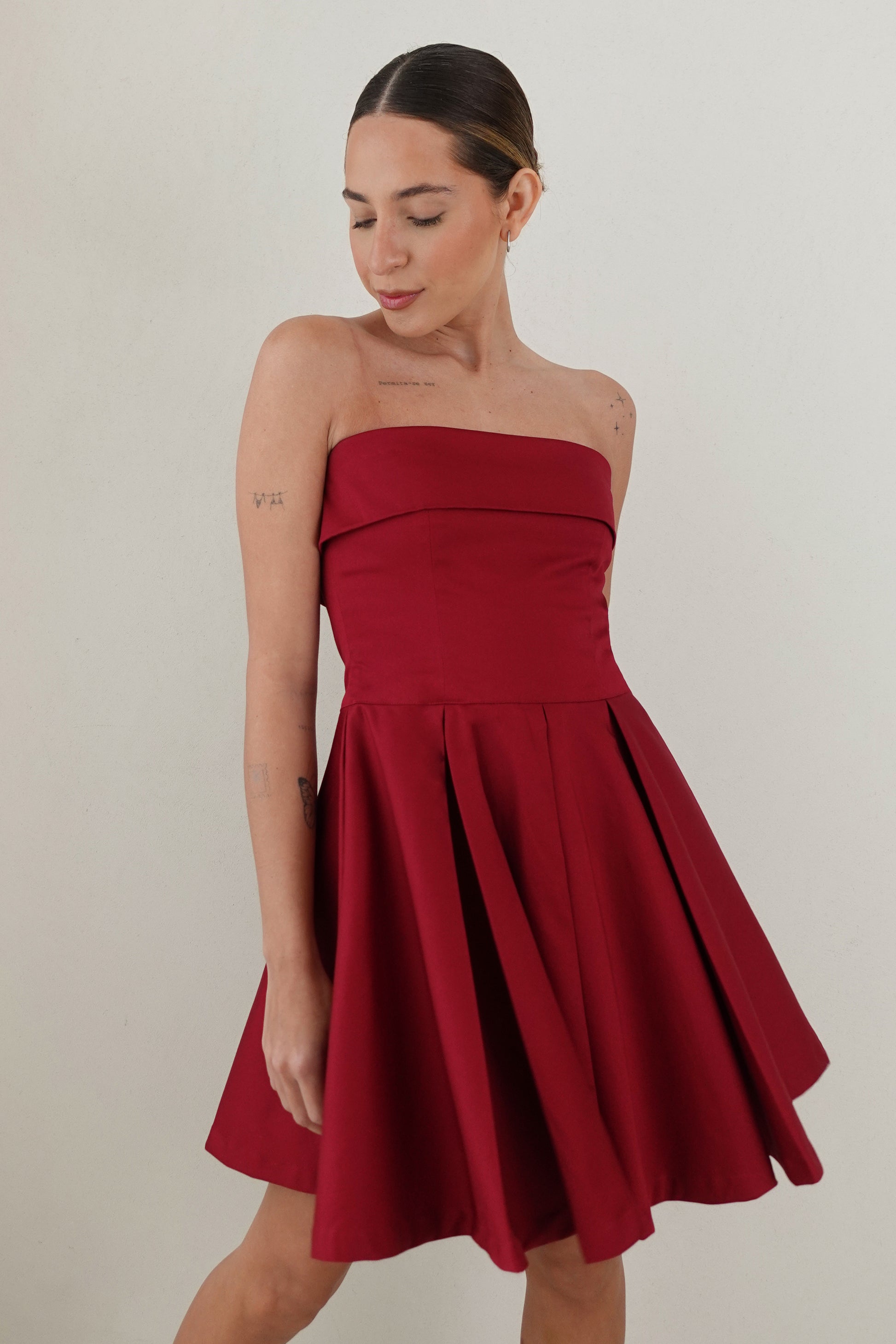 Vestido corto strapless - Vino (PREORDEN)