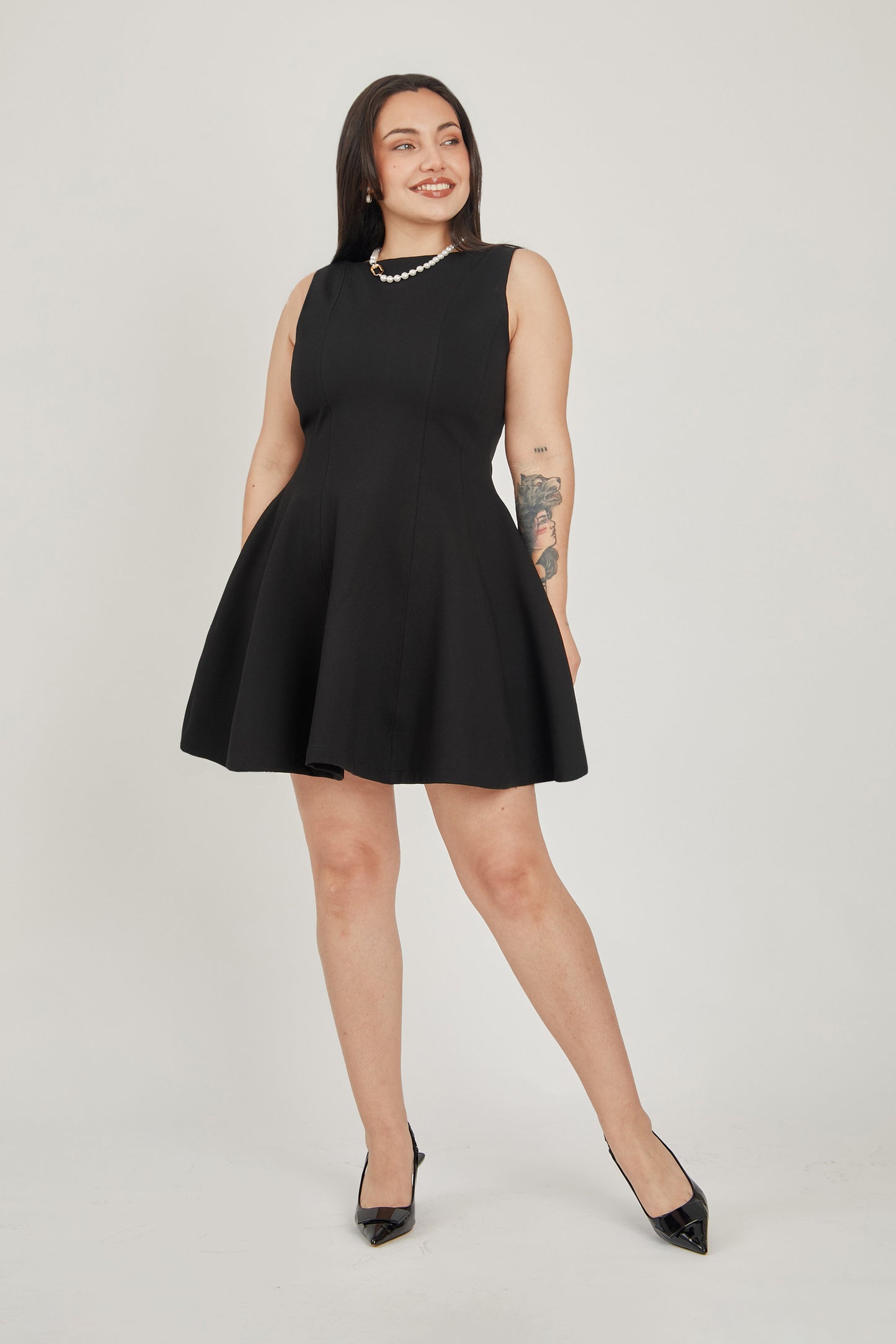 Vestido corto halter con vuelo - Negro